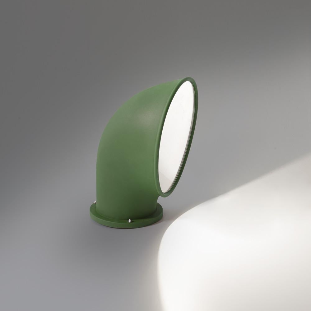 Designed to illuminate pathways, Piroscafo peers up from the earth to shine light on your path.
Available in rust, green and anthracite grey triple-layered anti-oxidized finishes with a shock-resistant polycarbonate screen and power-conserving