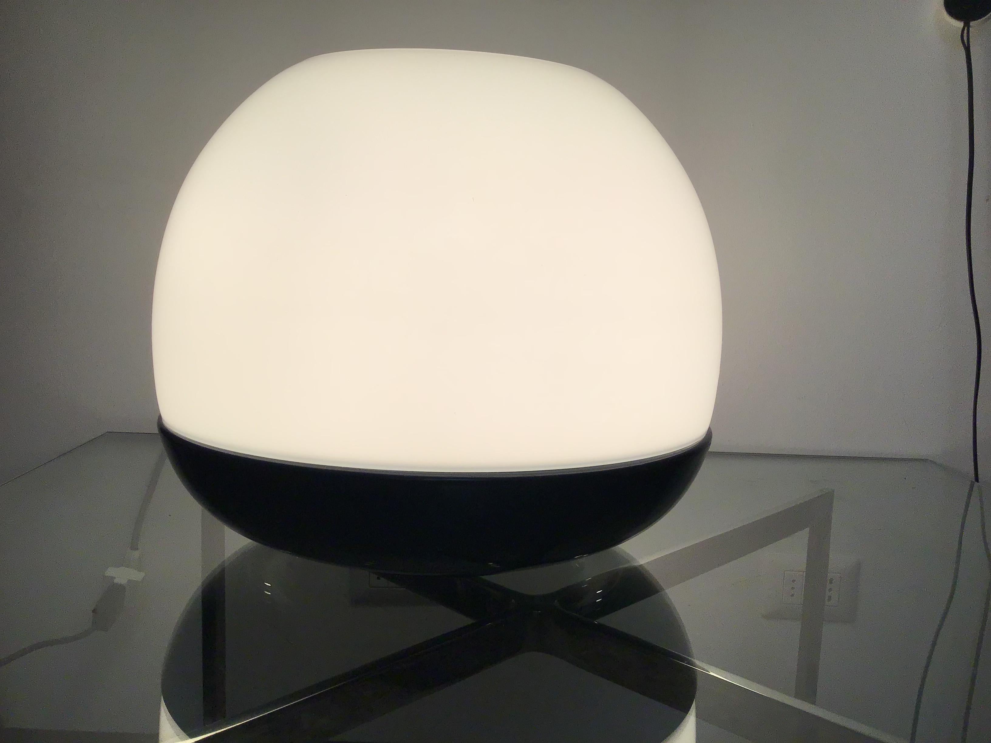 Artemide “Platea” table lamp with blue aluminum base and blown glass diffuser, 1965.