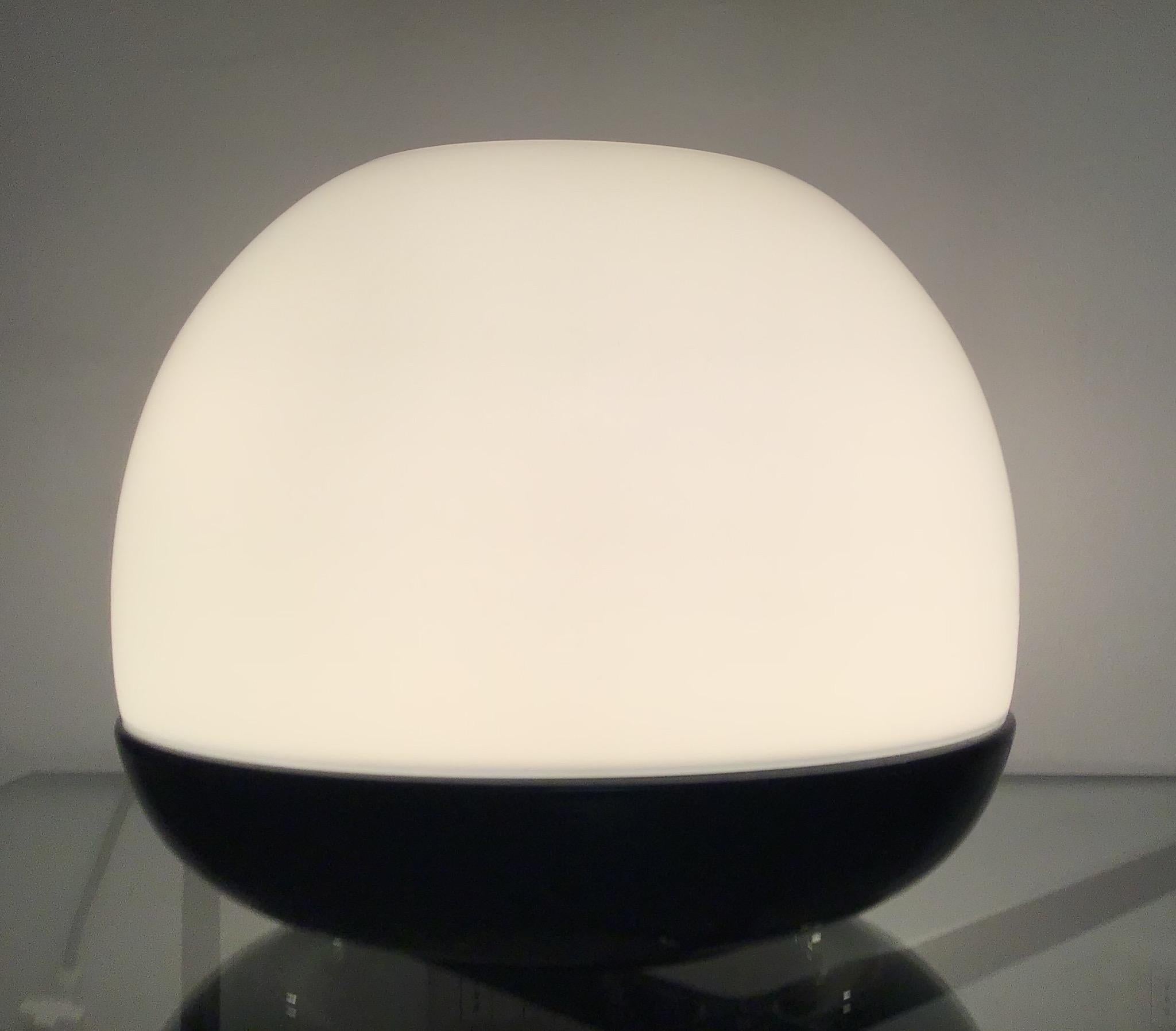 Other Artemide “Platea“ Table Lamp with Blue Aluminum Base and Blown Glass Diffuser For Sale