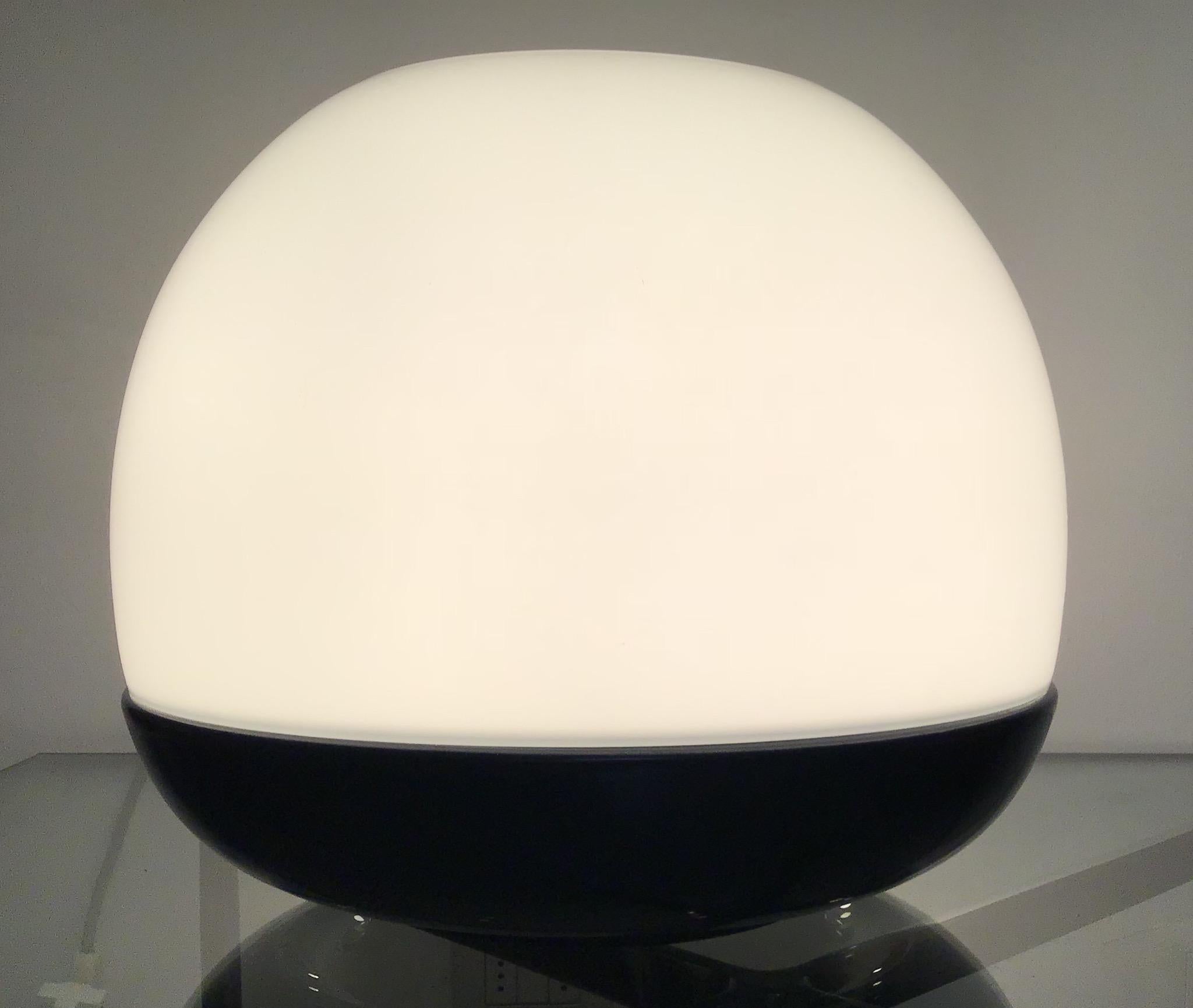 Italian Artemide “Platea“ Table Lamp with Blue Aluminum Base and Blown Glass Diffuser For Sale