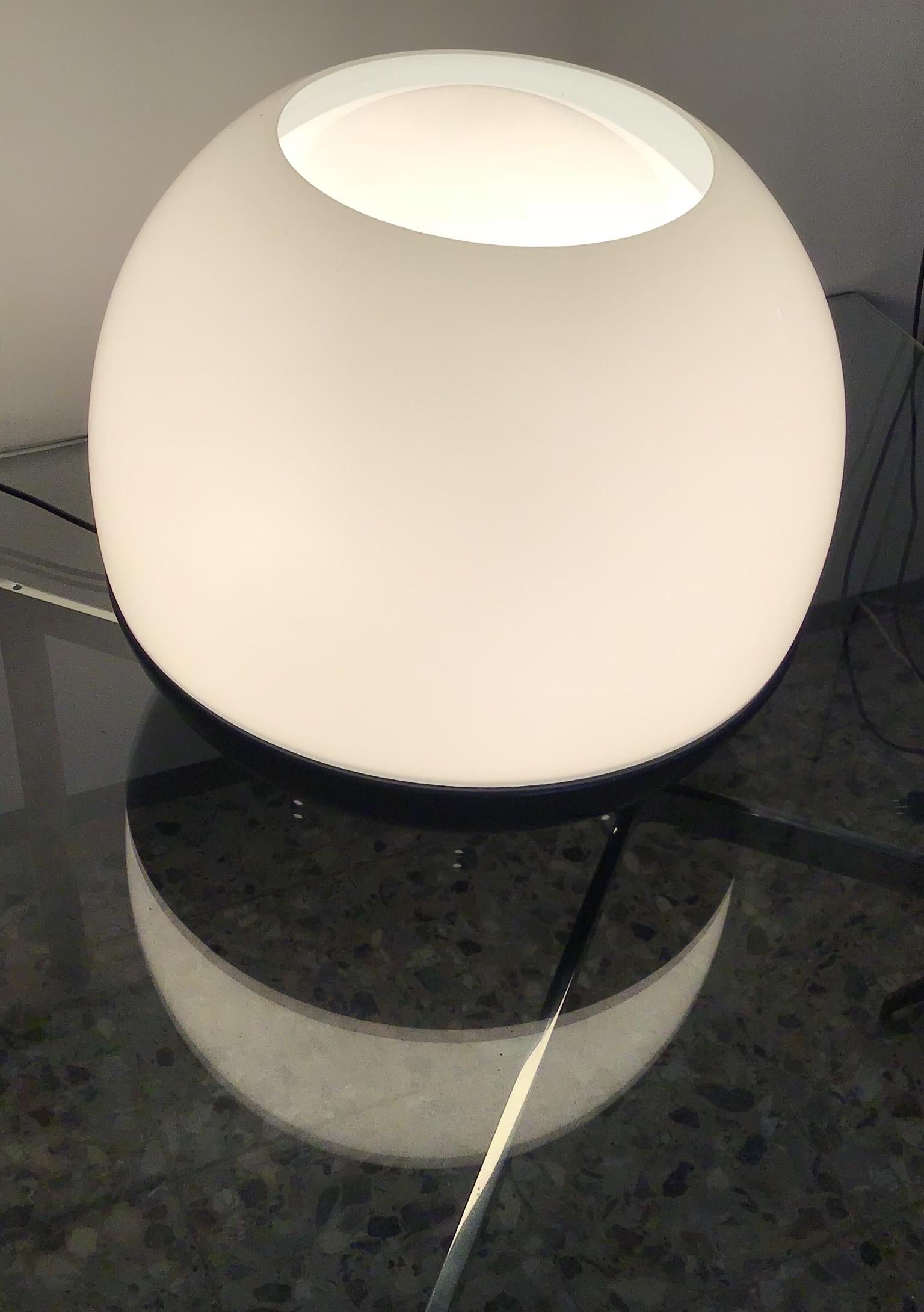 Artemide “Platea“ Table Lamp with Blue Aluminum Base and Blown Glass Diffuser For Sale 3