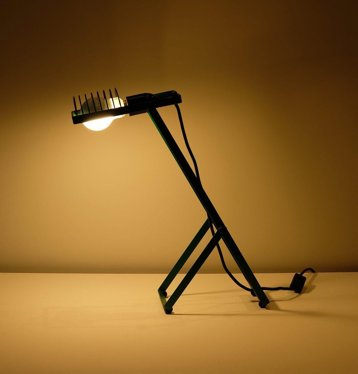 Artemide Sintesi desk lamp by Ernesto Gismondi. Fully adjustable classic lamp by Artemide. B22 Bayonet socket, Cornalux hammerhead LED (220v) bulb provided.

B22 socket for a hammer head Cornalux light bulb (LED Cornalux bulb provided -220v).