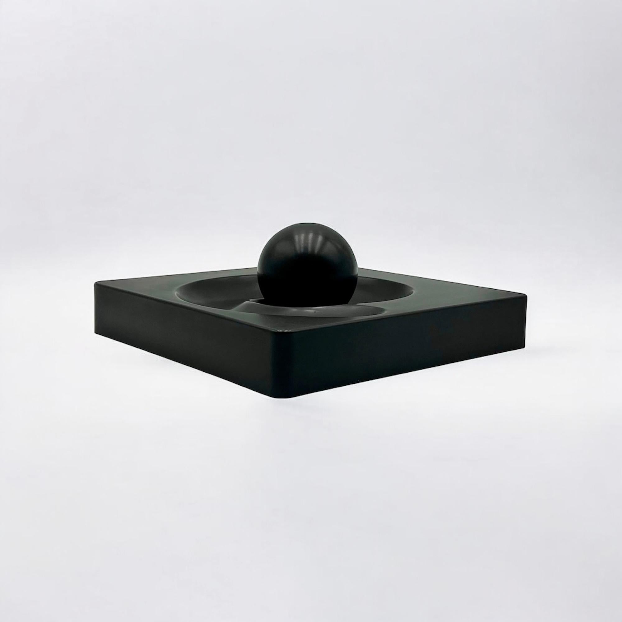Artemide Spyros Melamine Sculpture in Glossy Black by Eleanor Peduzzi Riva, 70s 5