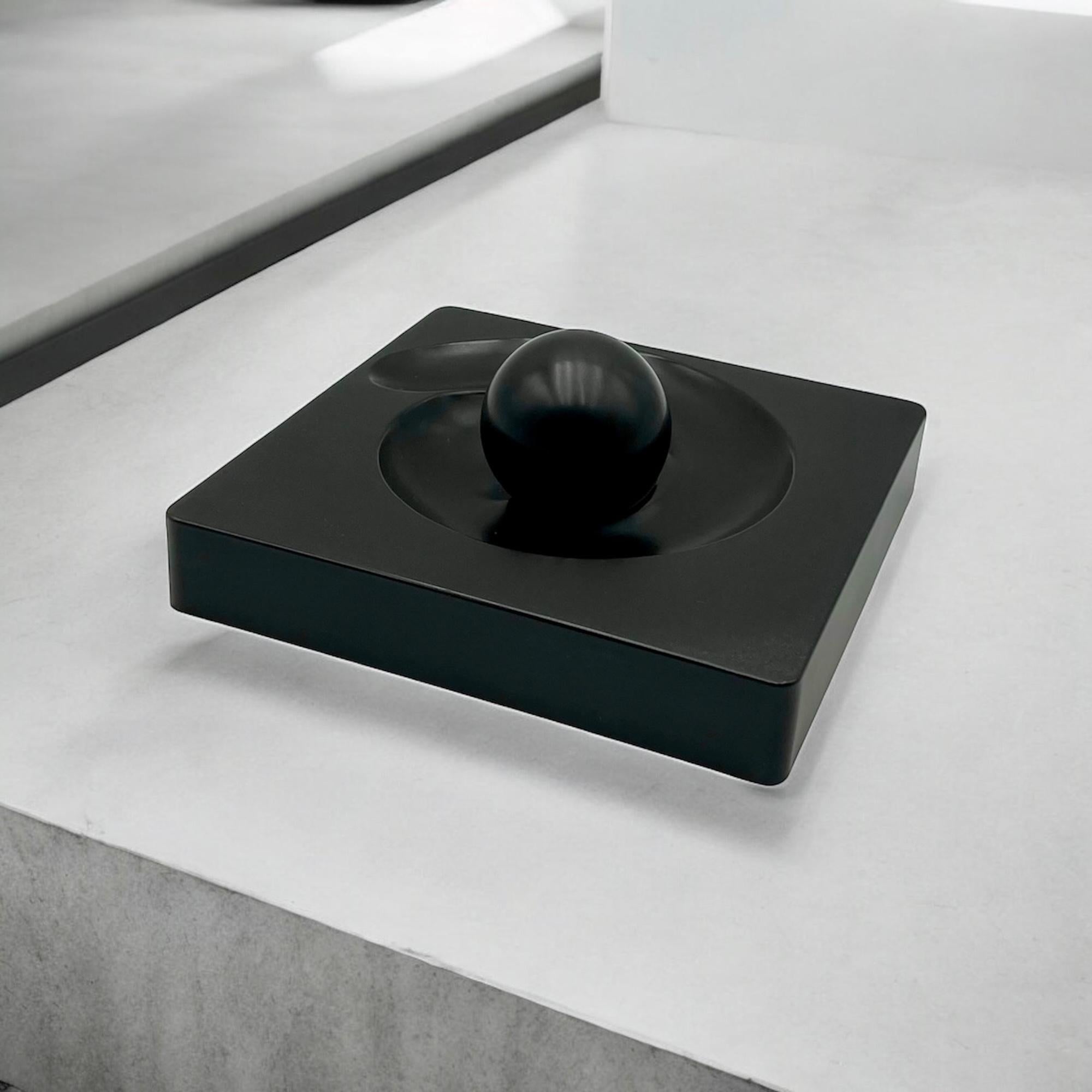 Artemide Spyros Melamine Sculpture in Glossy Black by Eleanor Peduzzi Riva, 70s 10