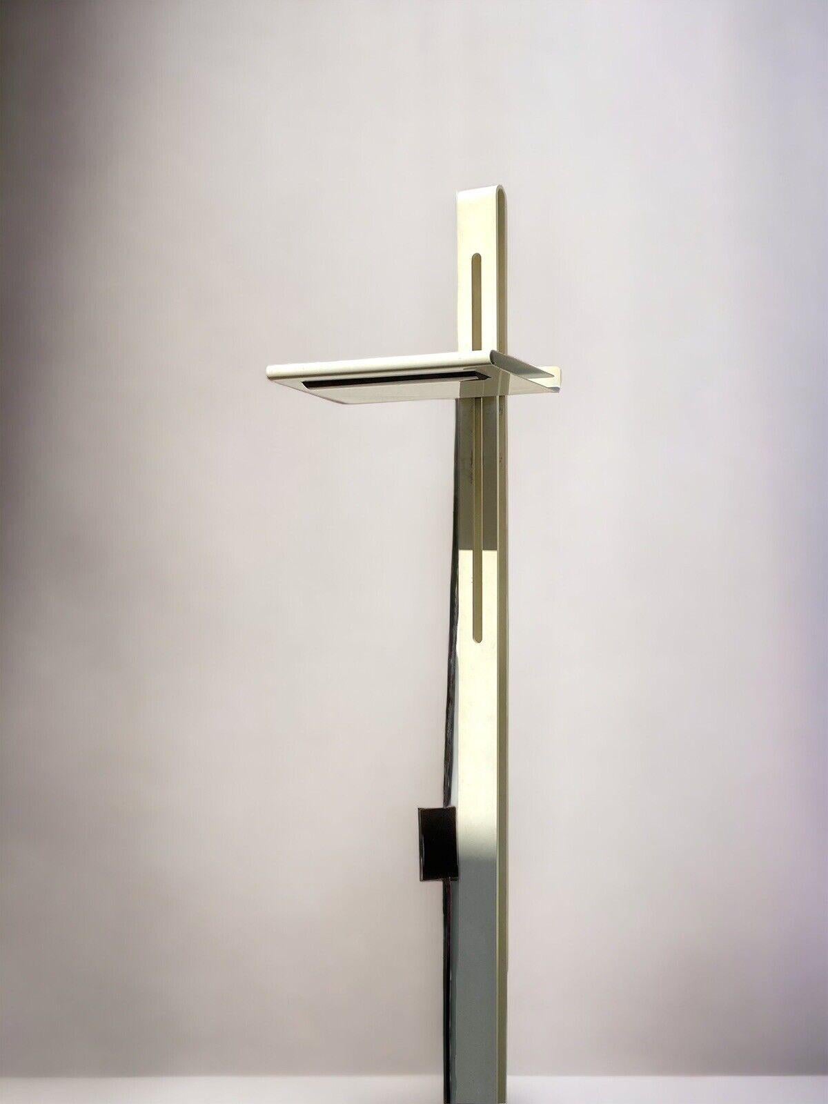 Années 1970 - magnifique lampadaire dans le style d'Artemide.

Structure en métal blanc émaillé, lampe halogène, diffuseur réglable en hauteur.

en très bon état de conservation, il n'y a pas de défauts esthétiques ou structurels à signaler,