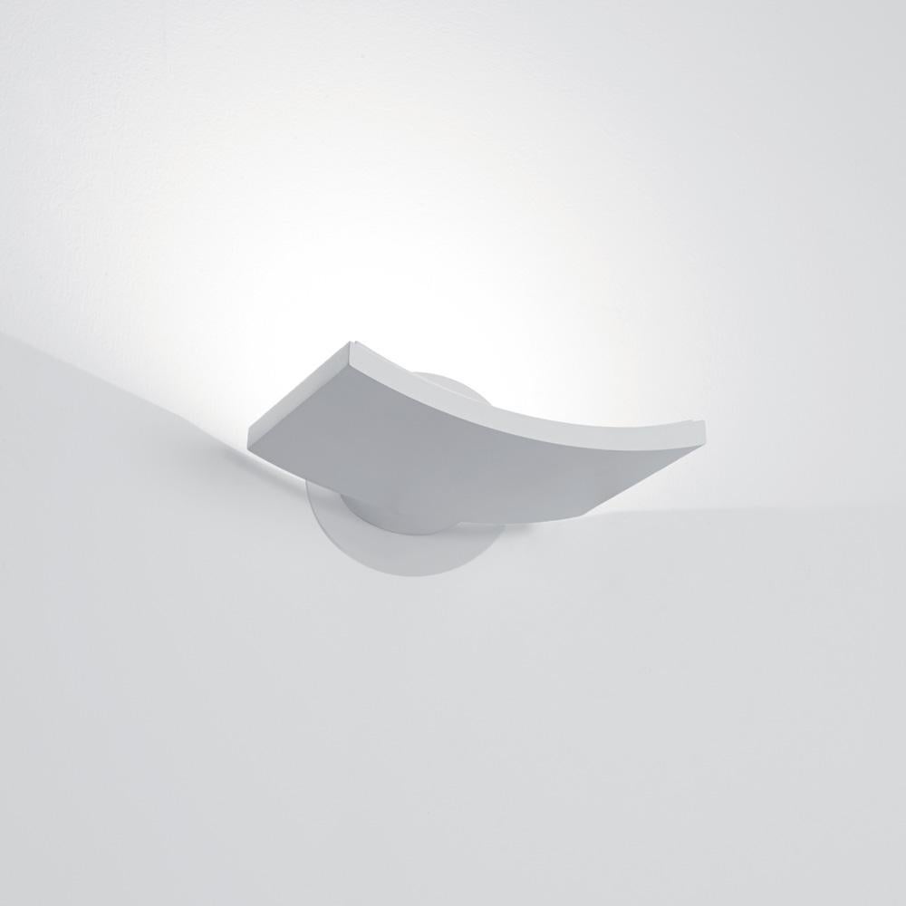 Pièce emblématique conçue par Neil Poulton, la courbure épurée de Surf s'intègre sans effort dans tout espace intérieur, qu'il soit résidentiel ou commercial, en y apportant une touche d'élégance moderne.

Source lumineuse intégrée. Disponible