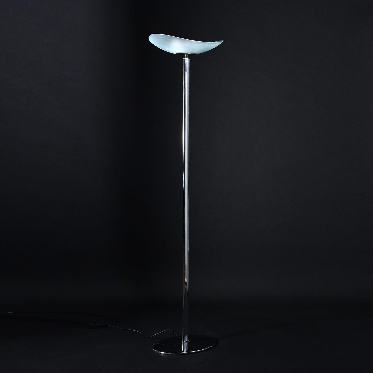 Floor lamp with reflected light made of chrome-plated aluminium and glass.