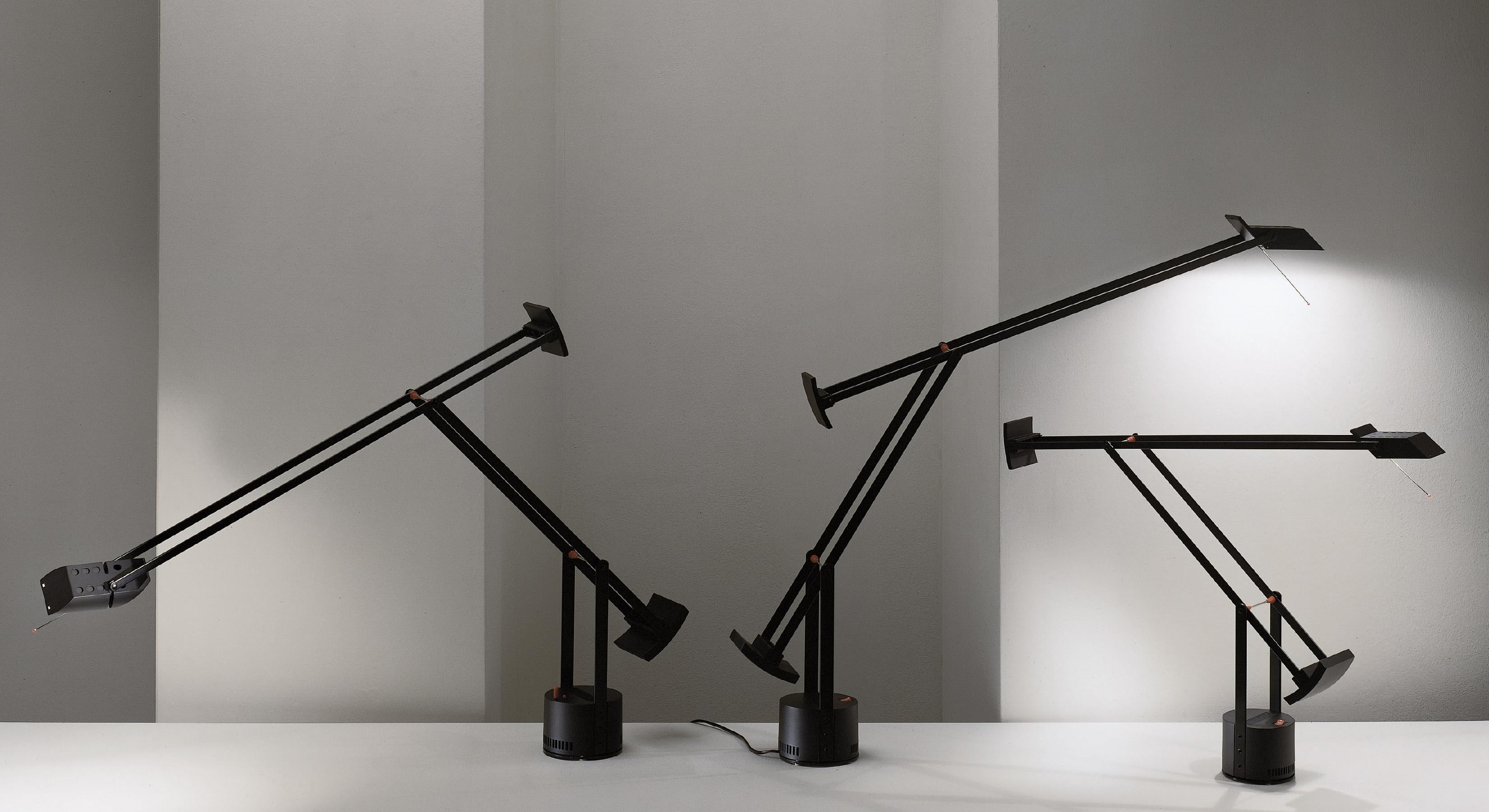 italien Artemide Tizio HAL lampe de table classique en noir par Richard Sapper en vente