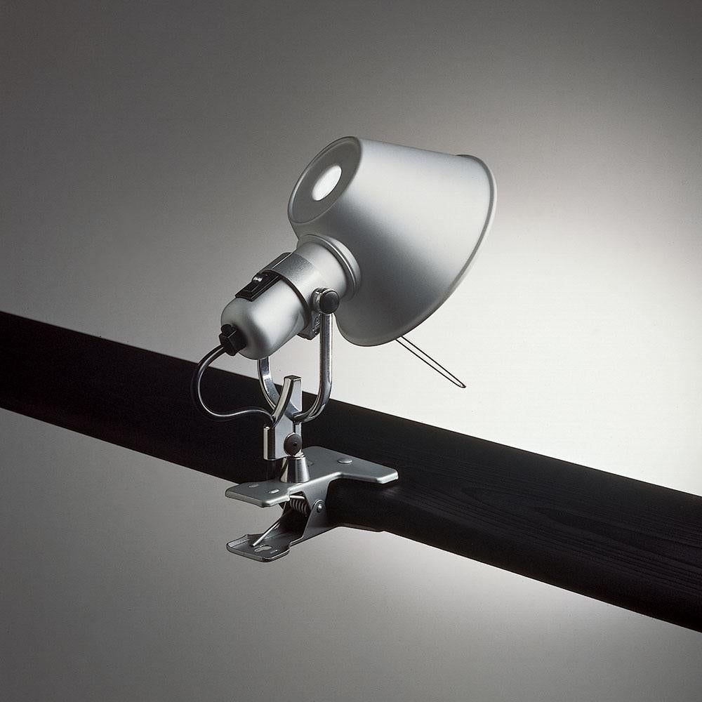 Une extension de la famille iconique Tolomeo, Tolomeo clip spot combine la tête de la lampe de table Tolomeo avec un support à clip pour permettre une solution d'éclairage qui offre mobilité et flexibilité.

Ampoule non incluse. Disponible