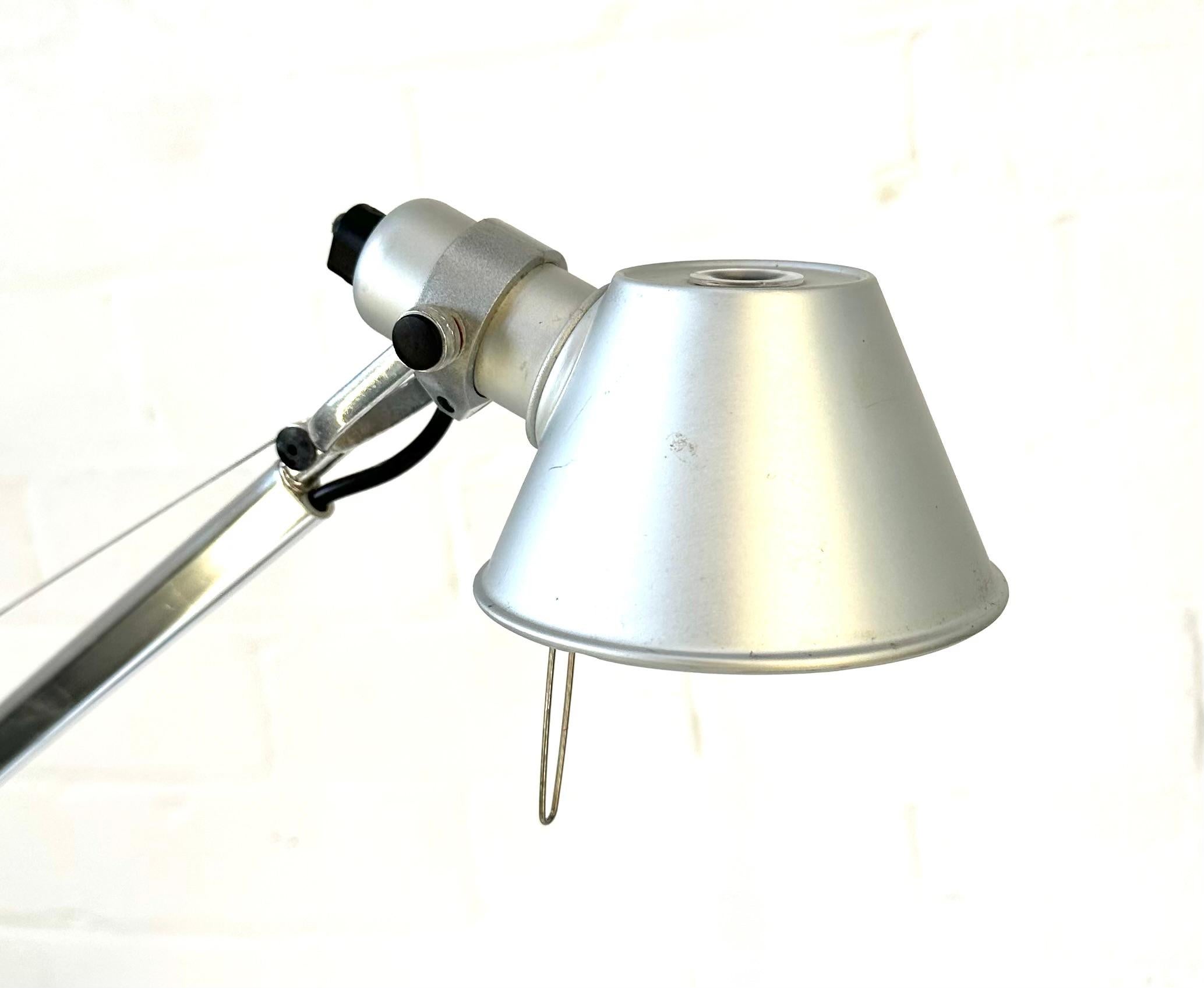 This Artemide Tolomeo  dest lamp was designed by both Michele De Lucchi and Giancarlo Fassina in 1987 as a reinterpretation of the lighting used in factories during the age of industrialism.The Artemide Tolomeo is both flexible and functional and is