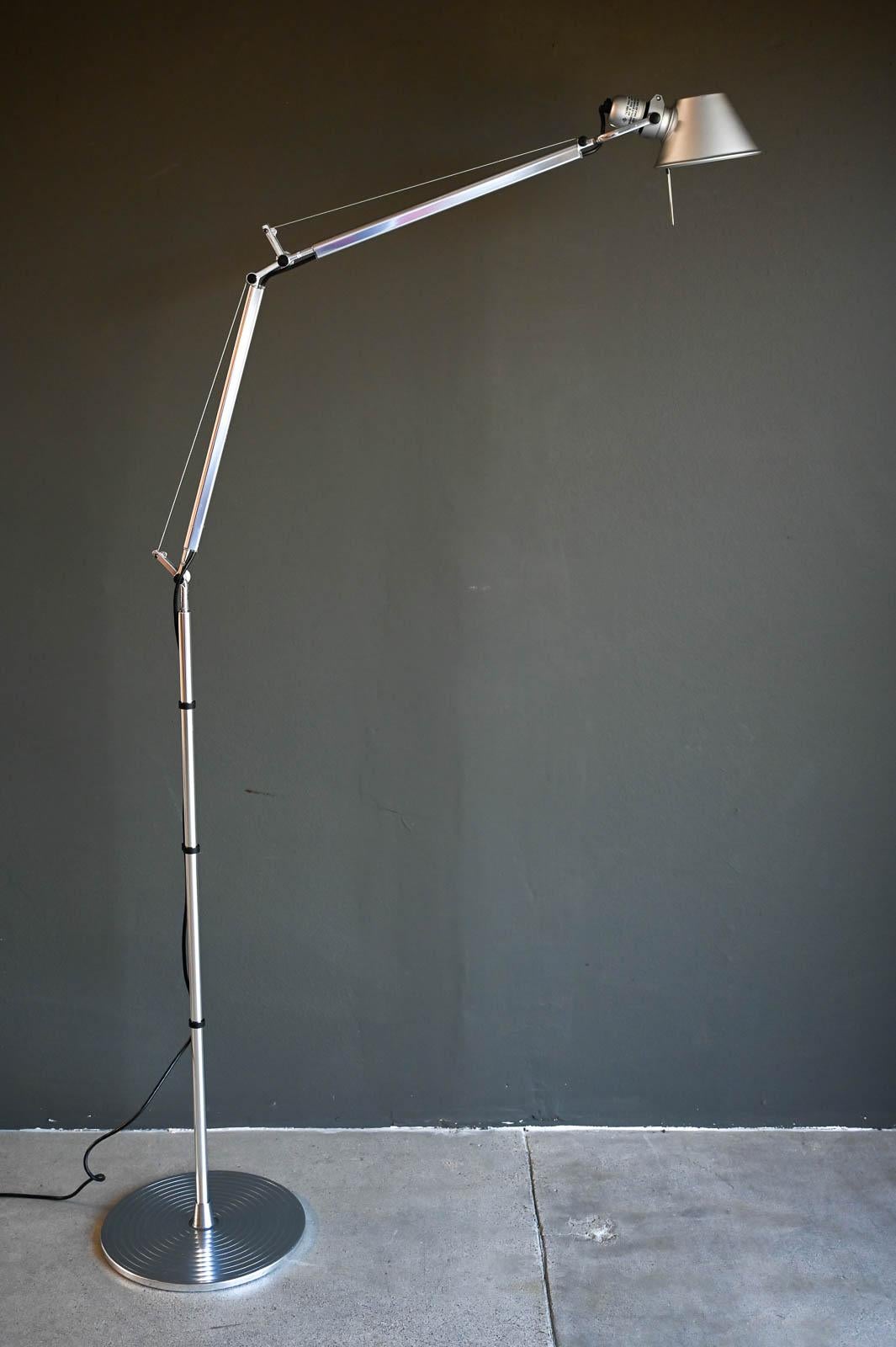 Artemide Tolomeo Floor Lamp by Michele de Lucchi & Giancarlo Fassina.   Extension de la famille emblématique Tolomeo, Tolomeo floor associe le corps de la lampe de table Tolomeo à un support sur pied, ce qui permet d'obtenir une solution d'éclairage