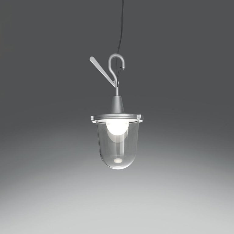 The Tolomeo family is expanded to include a new outdoor product. The light source is enclosed in a diffusing cap fitted inside a transparent IP65 plastic unit that recalls old lampposts, in use when light was produced from oil. The structural