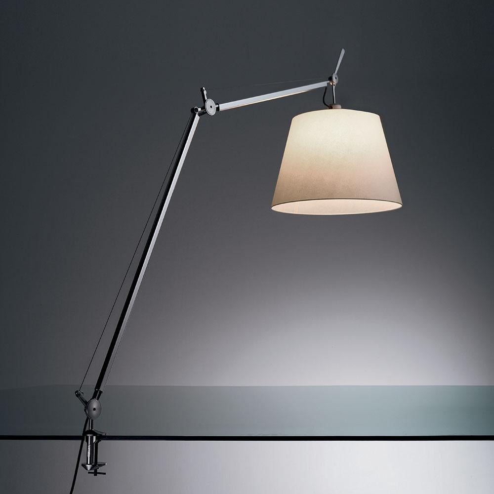 Extension de la famille iconique Tolomeo, Tolomeo Mega présente le même système d'équilibrage des bras que la lampe de table Tolomeo, associé à une sélection d'abat-jour en parchemin ou en tissu, créant ainsi sa propre sous-famille. Tolomeo est