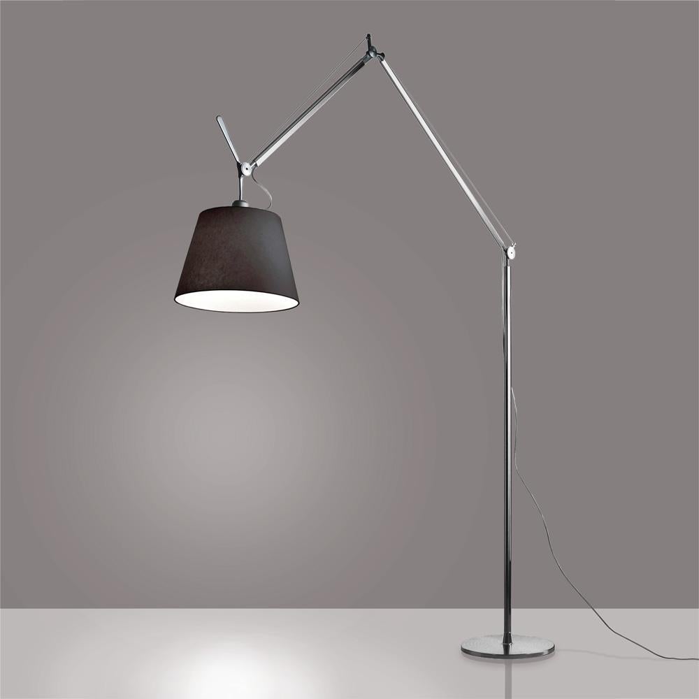 Extension de la famille iconique Tolomeo, Tolomeo Mega présente le même système d'équilibrage des bras que la lampe de table Tolomeo, associé à une sélection d'abat-jour en parchemin ou en tissu, créant ainsi sa propre sous-famille. Tolomeo mega est