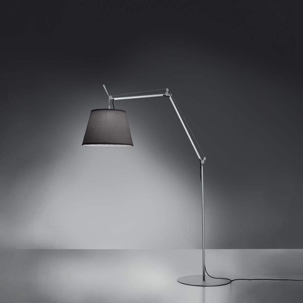 “The Tolomeo family is expanded to include a new outdoor product. The light source is enclosed in a diffusing CAP fitted inside a transparent IP65 plastic unit that recalls old lampposts, in use when light was produced from oil. The structural