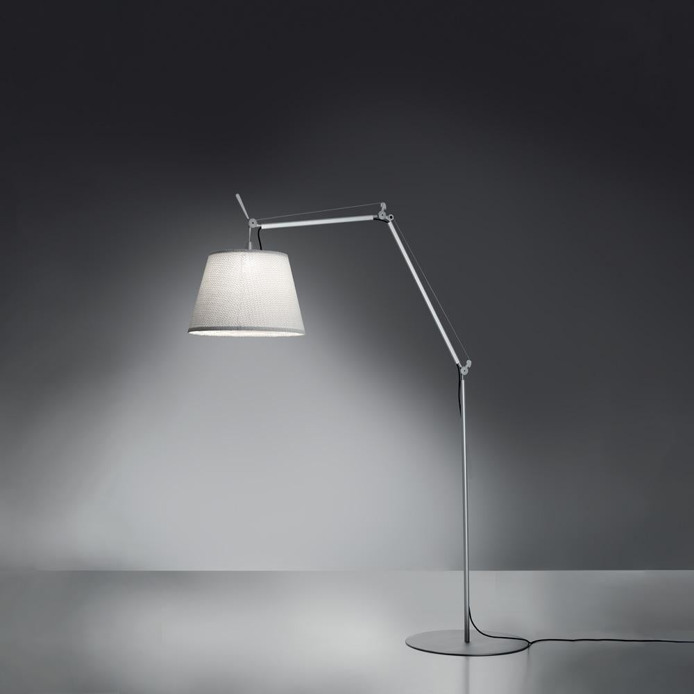 “The Tolomeo family is expanded to include a new outdoor product. The light source is enclosed in a diffusing CAP fitted inside a transparent IP65 plastic unit that recalls old lampposts, in use when light was produced from oil. The structural