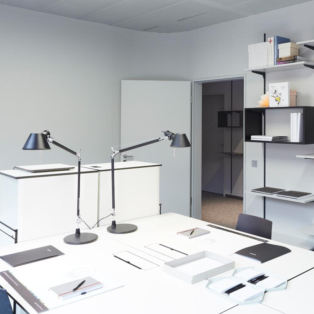 Moderne Artemide Tolomeo lampe de bureau LED mi-siècle gris anthracite avec base en vente
