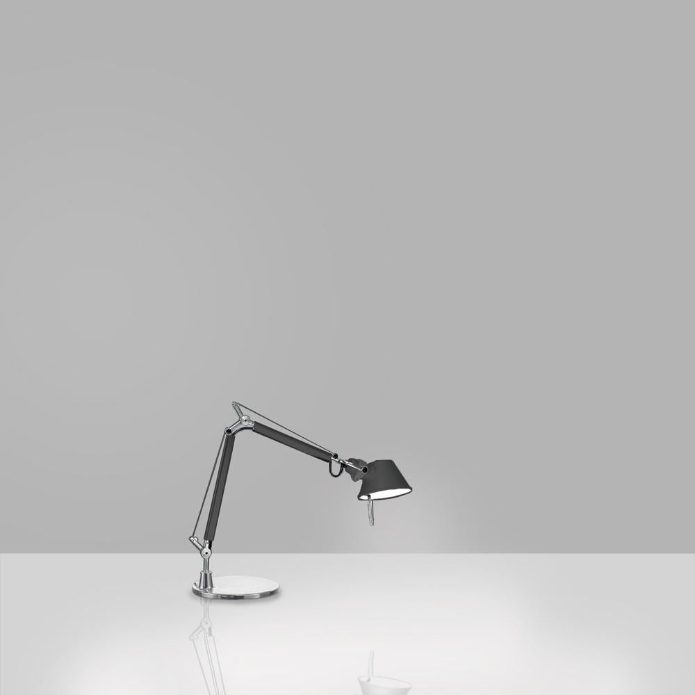 Moderne Artemide Tolomeo Mini lampe de bureau LED en aluminium avec base en vente