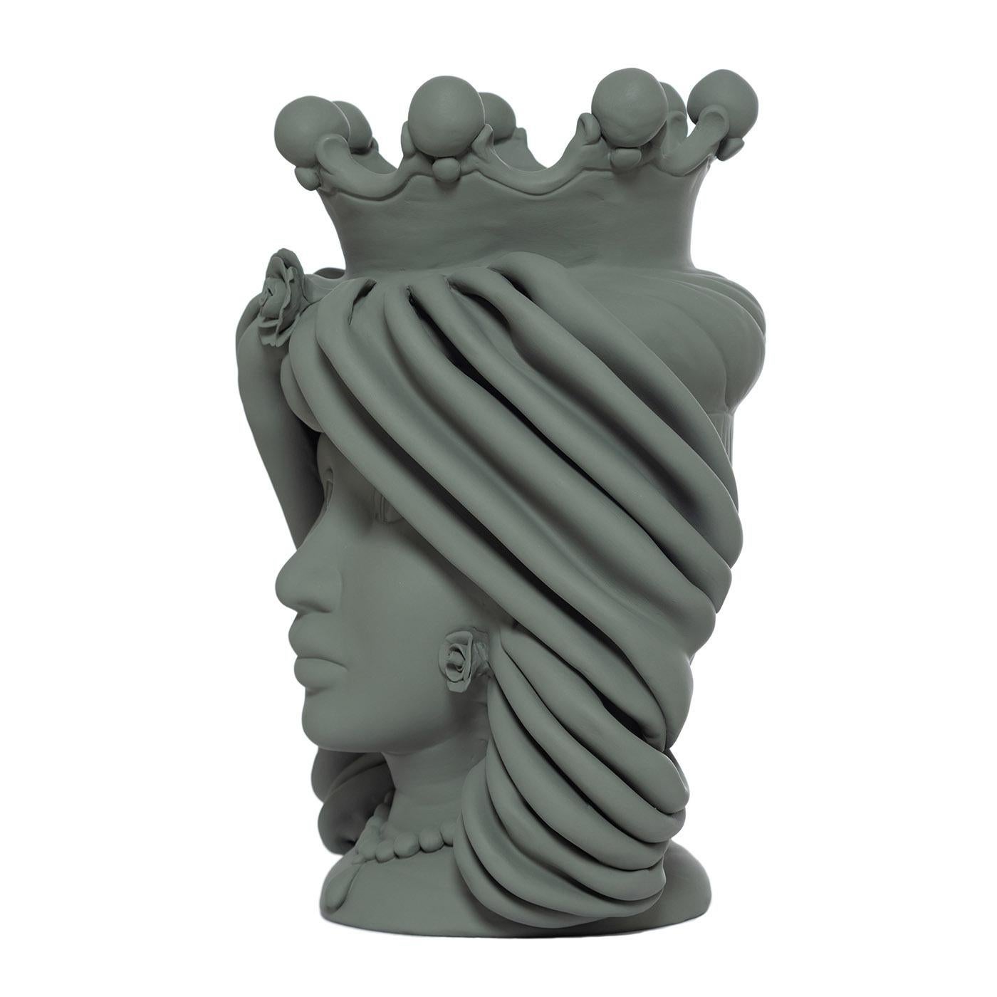 Questo vaso fatto a mano è un'interpretazione contemporanea della donna siciliana A.A. Moore, una produzione artistica iconica dell'isola. Interamente realizzato a mano in argilla, questo vaso antropomorfo ha una finitura monocromatica opaca verde