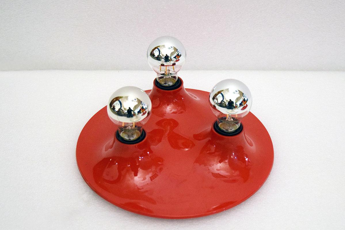 Triteti wall/ceiling lamp design Vico Magistretti production Artemide 1970s.
Polished plastic structure with three lamps.
Original electrical system.
Sold in pairs only (available 2 red and 2 white).
In excellent condition.