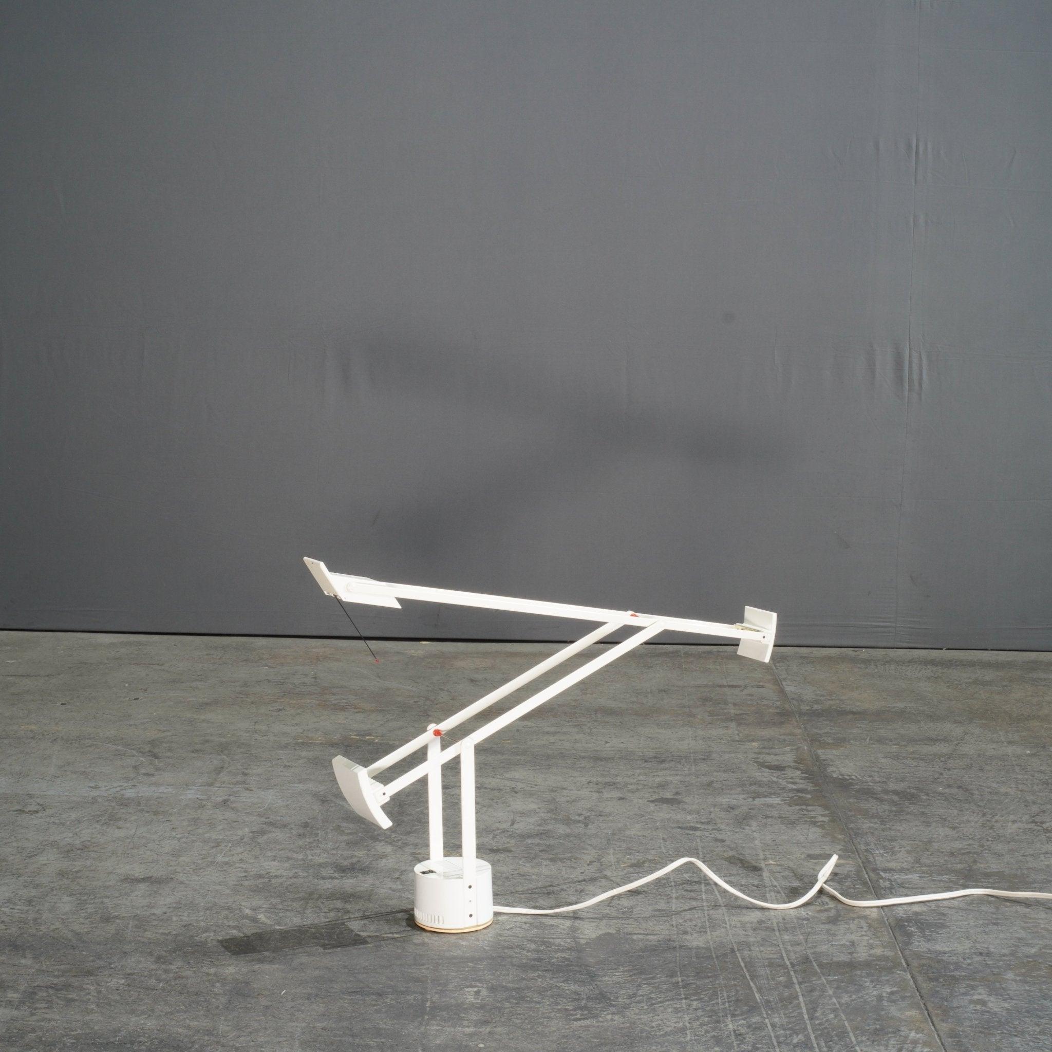 Artemide Weiße Tizio-Lampe von Richard Sapper im Zustand „Gut“ in Basildon, London