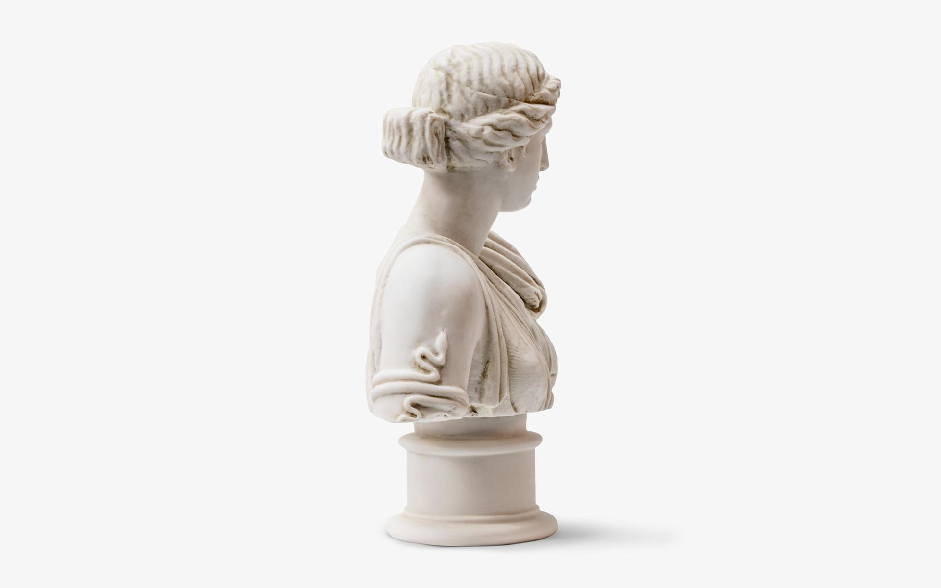 Grec classique Statue buste Artemis  Fabriqué avec de la poudre de marbre comprimée en vente