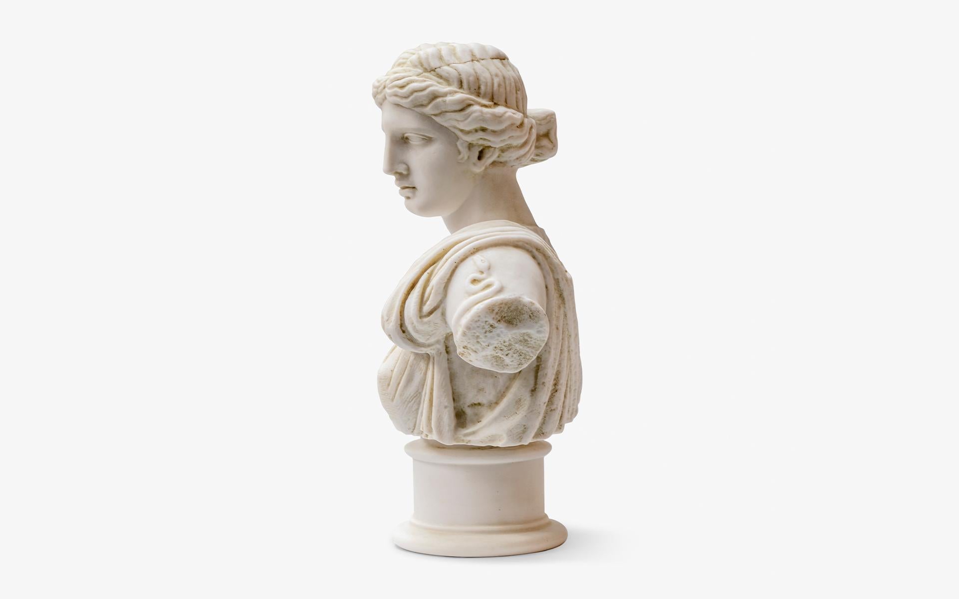 Grec classique Buste d'Artemis en poudre de marbre comprimée Statue en vente
