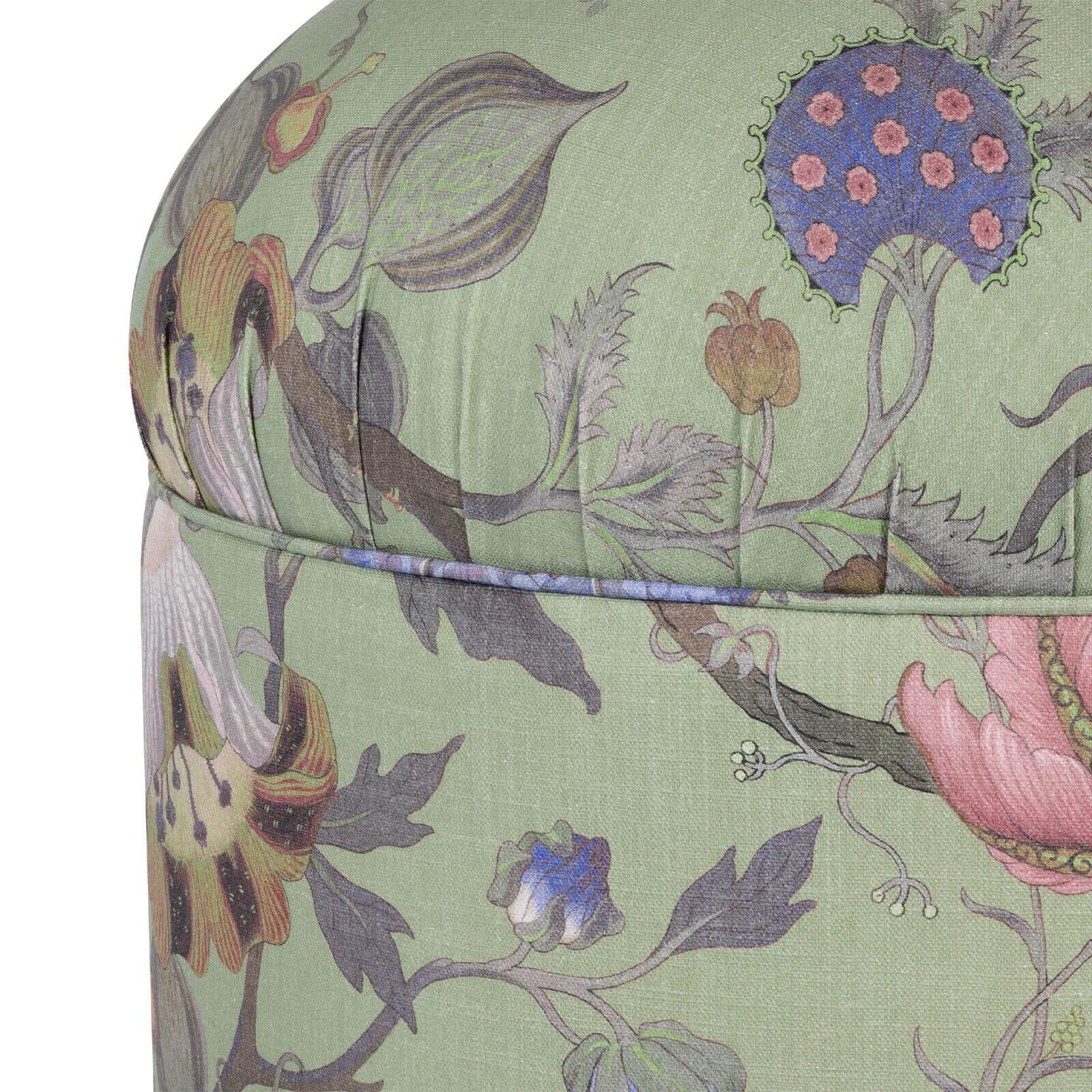 D'une belle forme arrondie rappelant les temps passés, ce pouf fabriqué à la main est recouvert des fleurs sauvages de l'un des imprimés les plus appréciés de notre maison, ARTEMIS. En lin de coton vert 