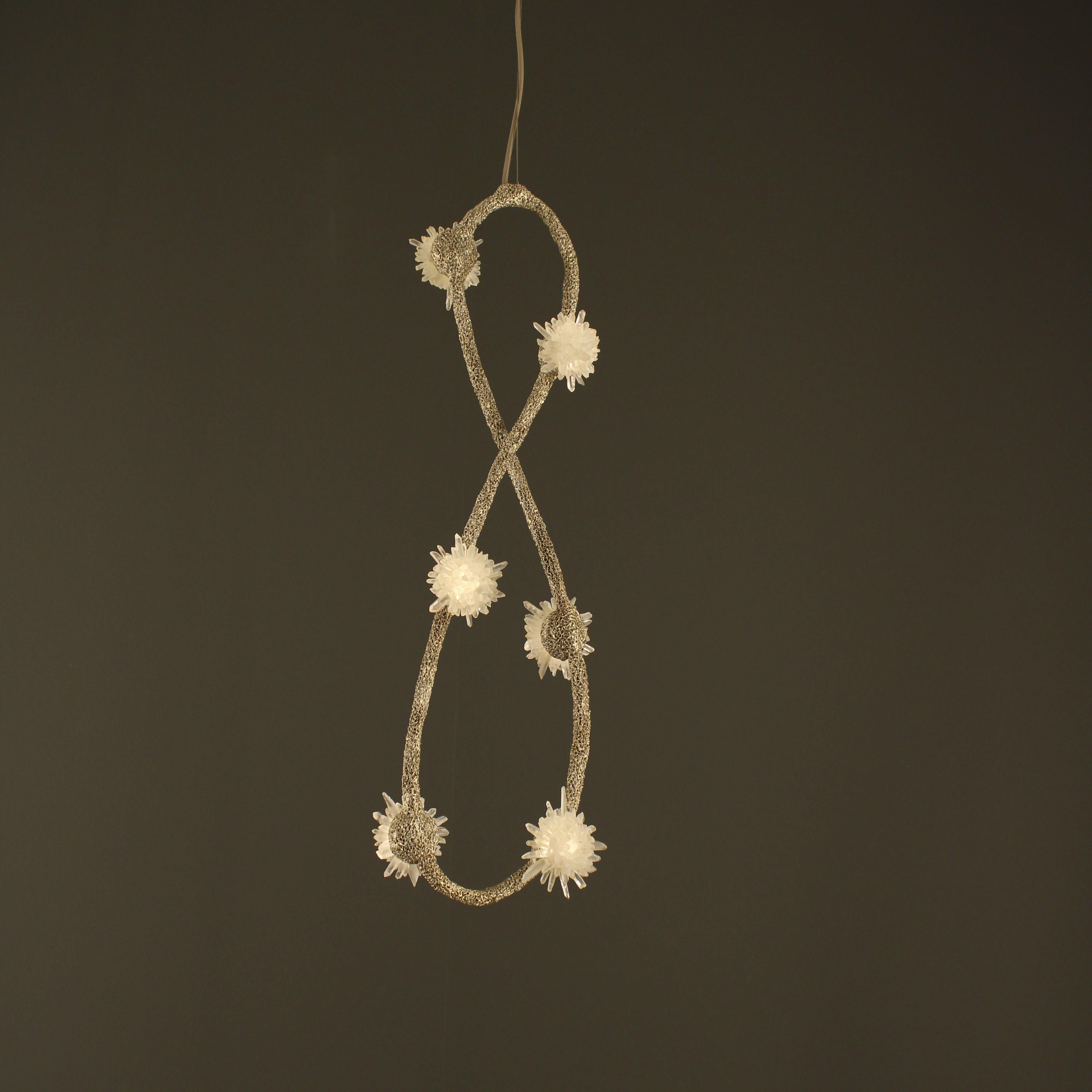 Lampada a sospensione Artemis I di Aver
Dimensioni: D 12 x L 30 x H 86 cm. 
Materiali: Vetro, metallo, cristalli e quarzo bianco.

Disponibile in diverse finiture. Tutte le nostre lampade possono essere cablate a seconda del Paese. Se viene venduto