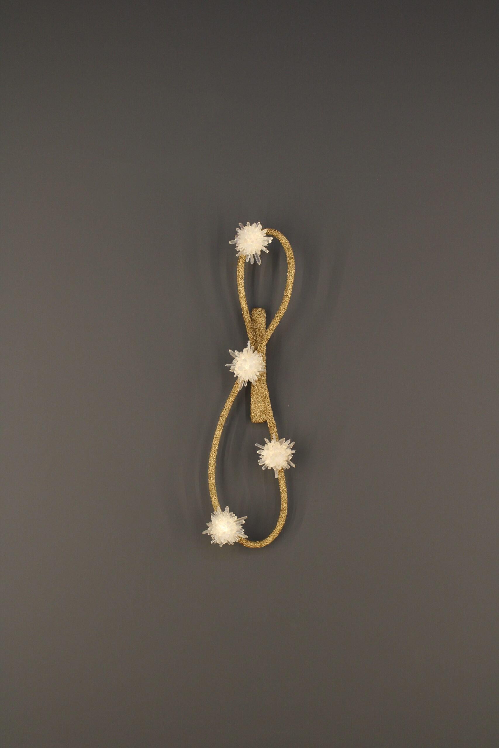 Lámpara de pared Artemis III by Aver
Dimensiones: P 11 x An 27 x Al 88 cm. 
Materiales: Vidrio soplado a mano, metal, cristales y cuarzo blanco.

Disponible en distintos acabados. Todas nuestras lámparas pueden cablearse según cada país. Si se vende