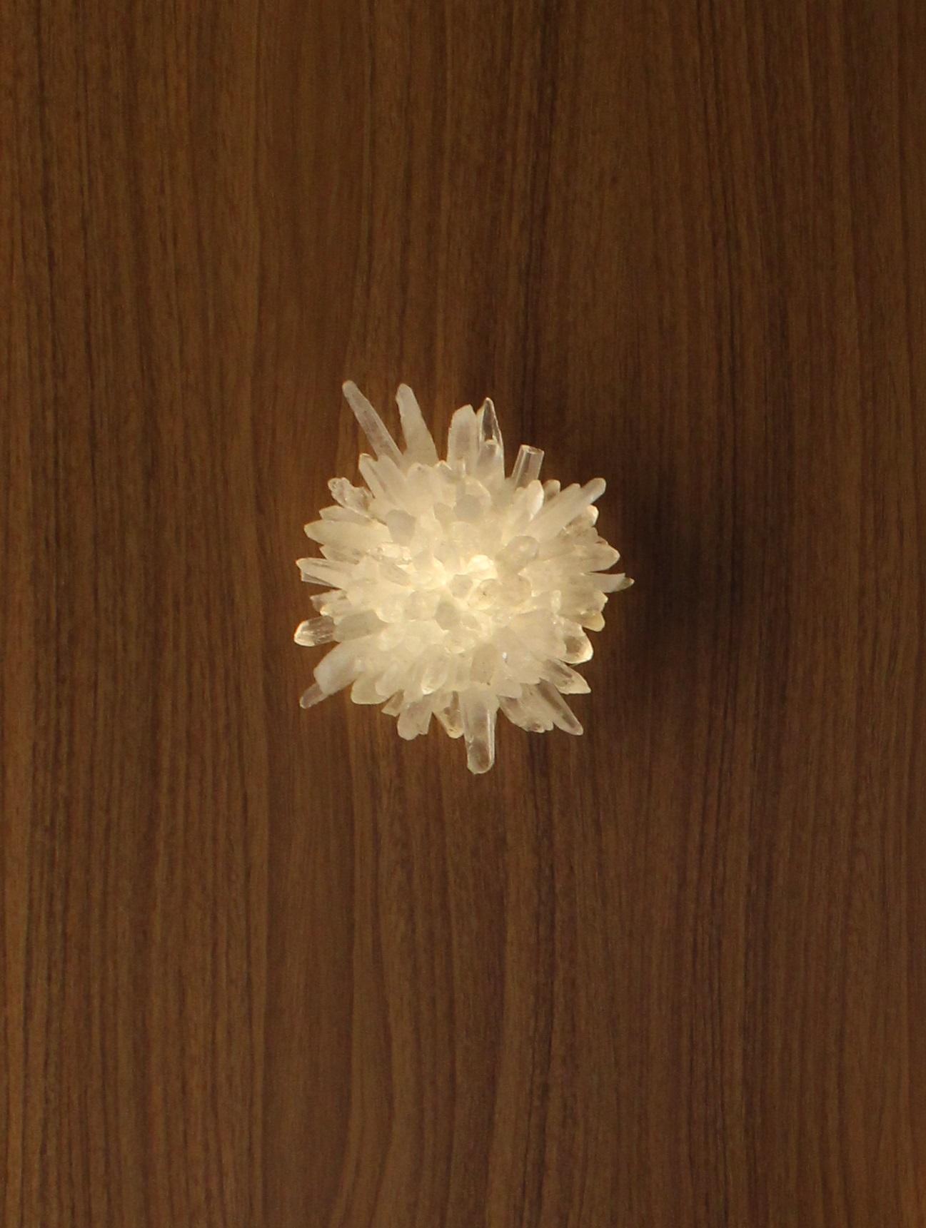 Wandleuchte Artemis IV von Aver
Abmessungen: D 5 x B 10 x H 5 cm 
MATERIALIEN: Handgeblasenes Glas, Metall, Kristalle und weißer Quarz.

Erhältlich in verschiedenen Ausführungen. Alle unsere Lampen können je nach Land verkabelt werden. Wenn es in