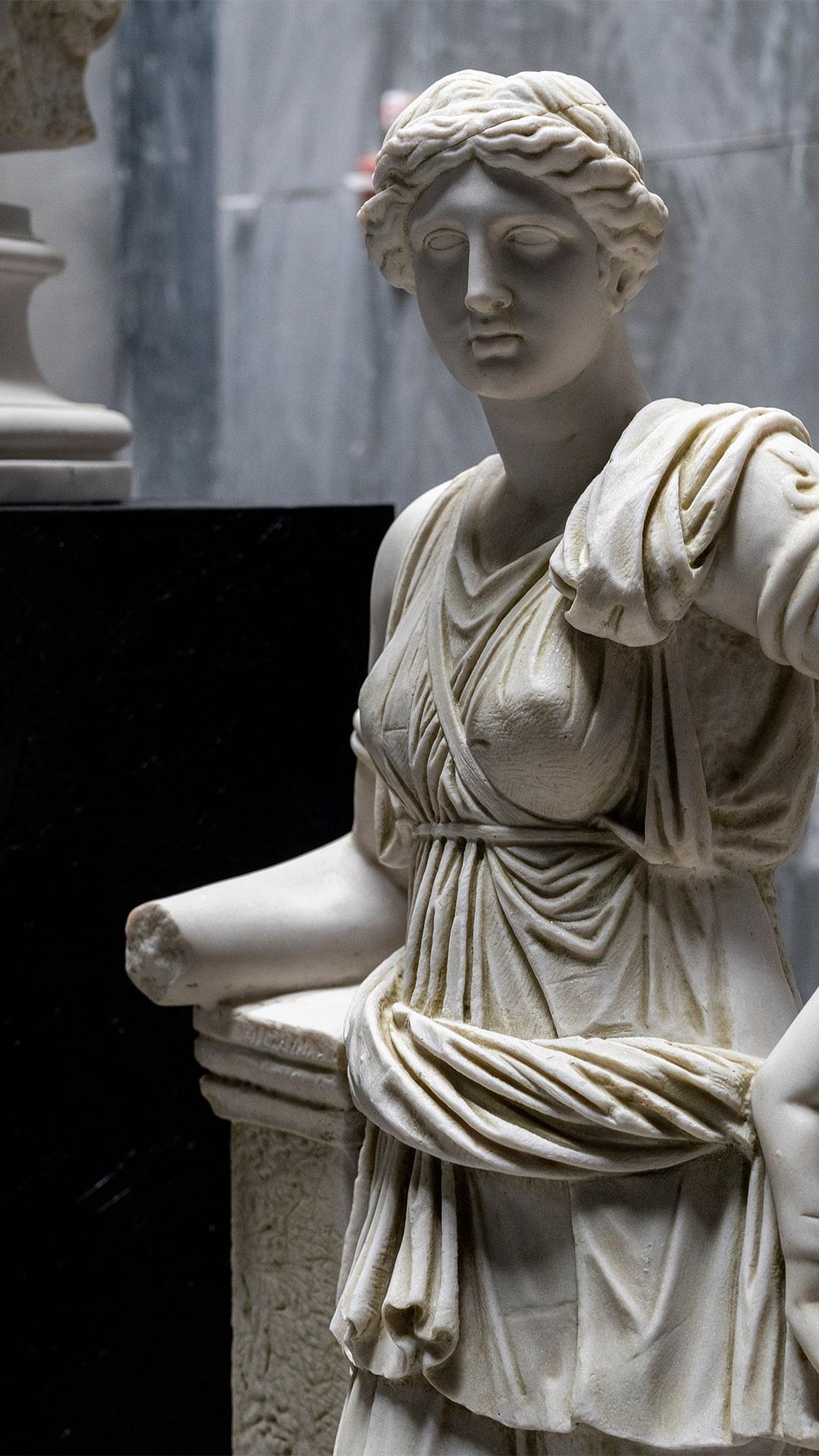 Artemis Mytilene-Skulptur mit komprimiertem Marmorsockel aus Istanbul. Museum im Angebot 1