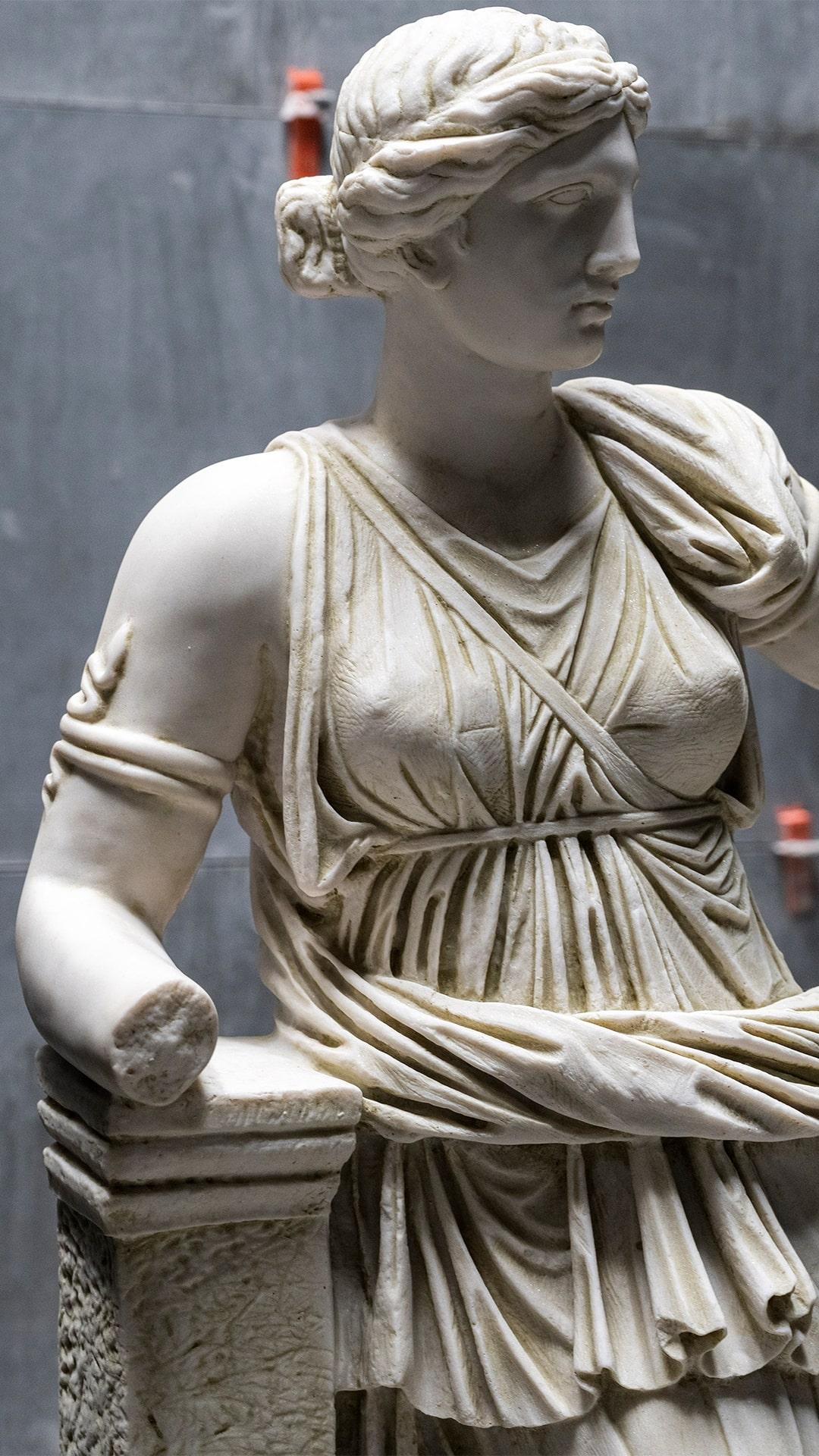 Artemis Mytilene-Skulptur mit komprimiertem Marmorsockel aus Istanbul. Museum (Metall) im Angebot