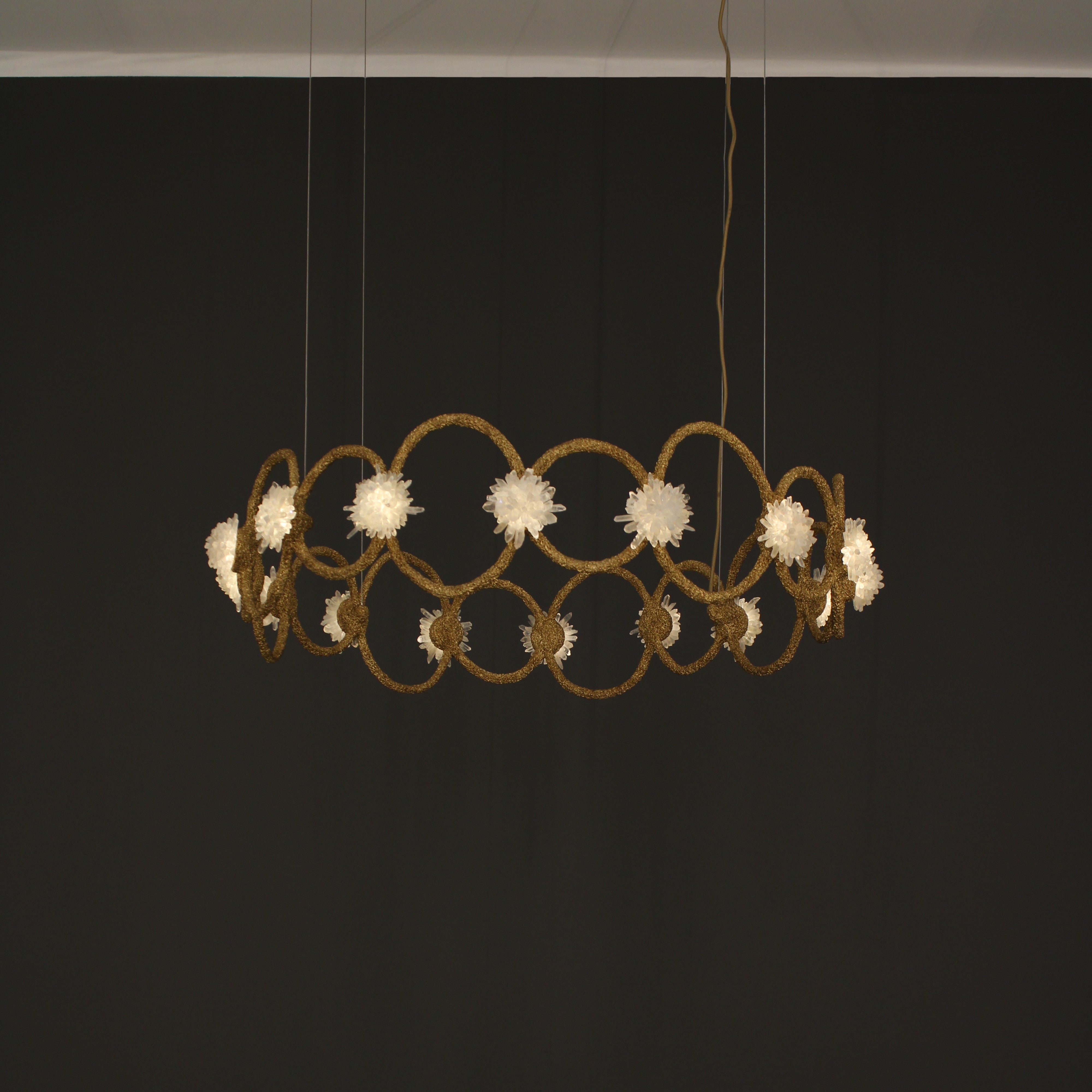 Lampada a sospensione Quartz II di Aver
Dimensioni: D. 85 x L. 85 x H. 25 cm 
Materiali: Quarzo bianco naturale, metallo, ceramica.

Disponibile in placcato oro, placcato argento, placcato oro invecchiato, placcato argento invecchiato, patina oro