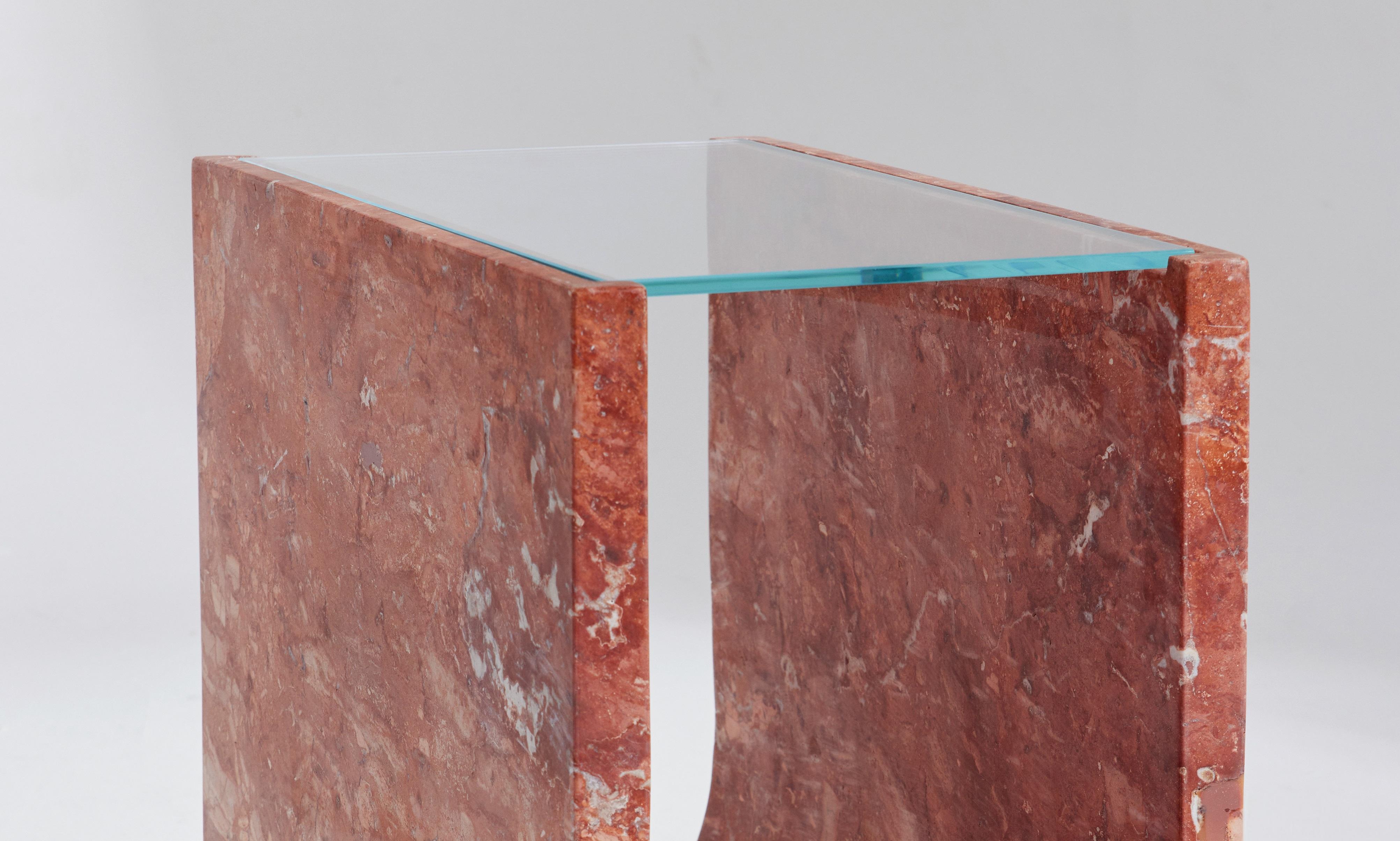 Postmoderne Table d'appoint Artemis en travertin rouge par RAFFINATO en vente