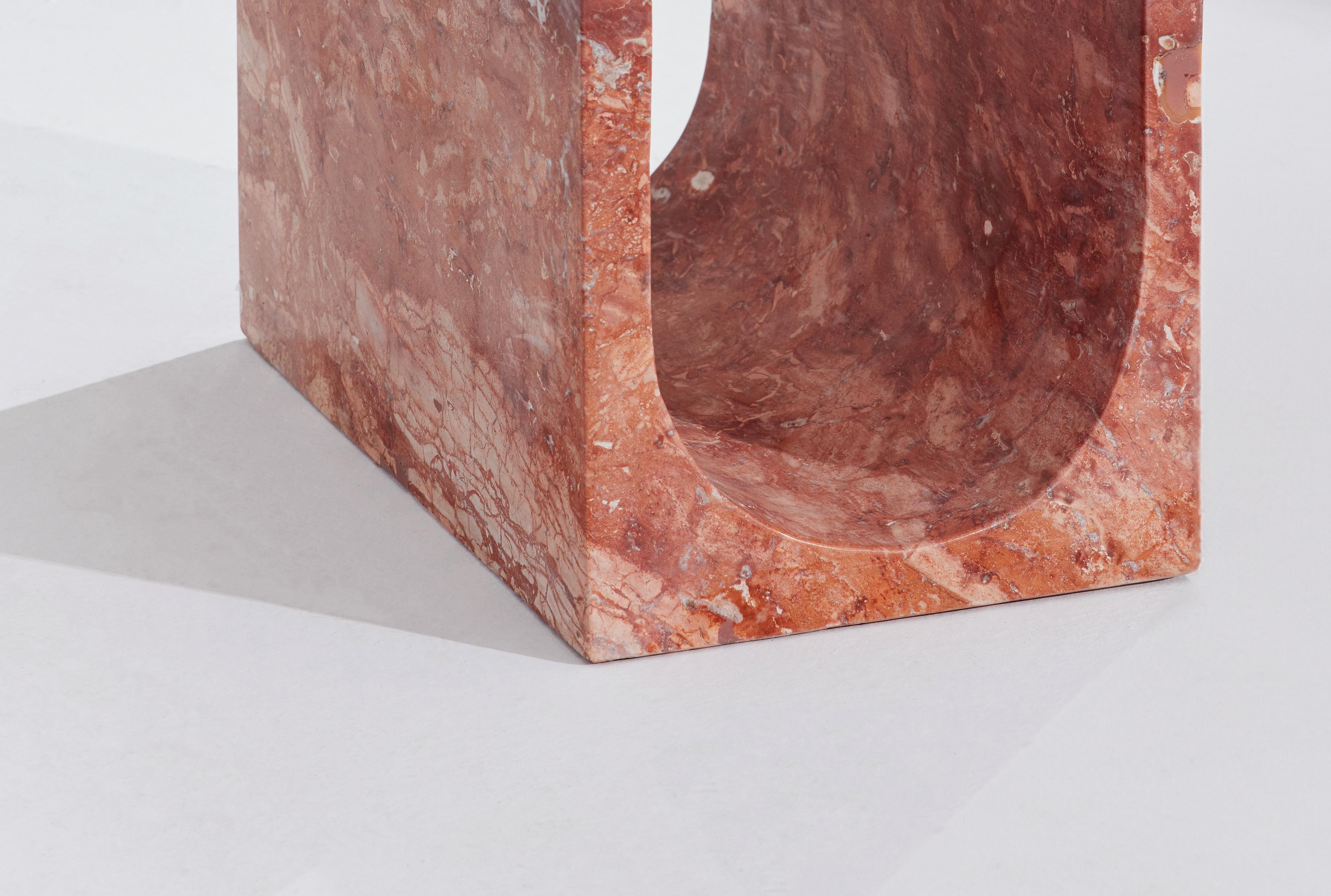 Turc Table d'appoint Artemis en travertin rouge par RAFFINATO en vente