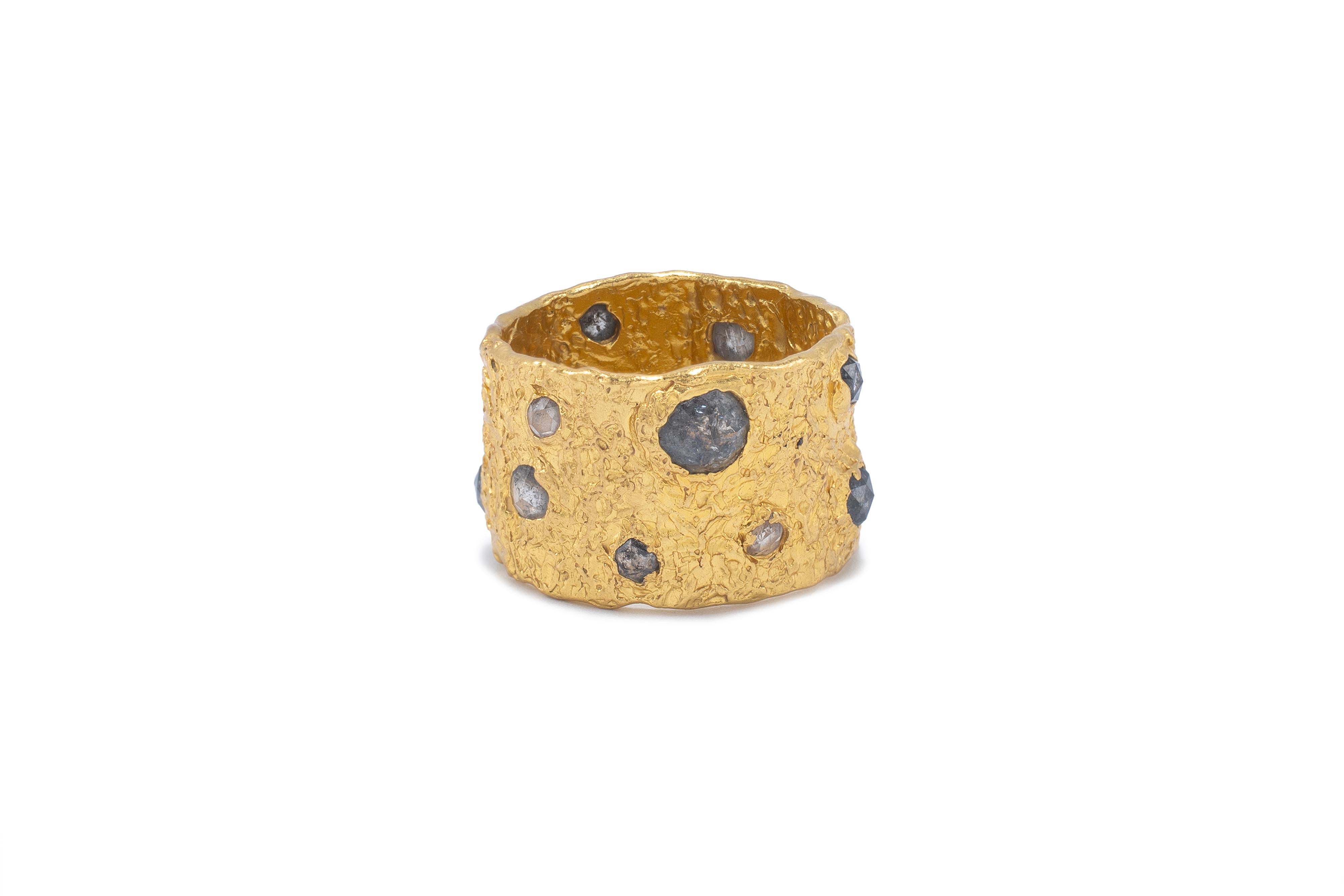 Artemis Salt and Pepper Diamond Ring in 22k Gold, by Tagili In New Condition For Sale In New York, NY
