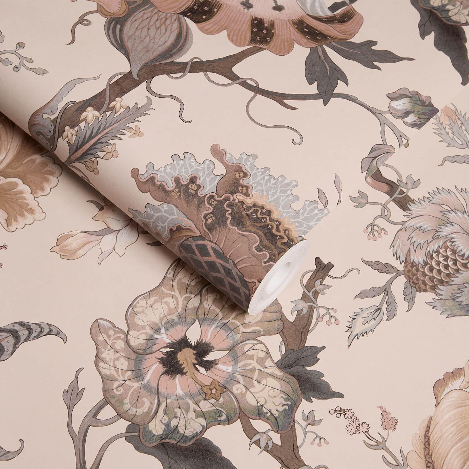 Faites fleurir votre chambre avec ARTEMIS, notre imprimé floral d'une beauté sauvage. Dans des tons neutres sur fond de rose plâtre, nos fleurs sauvages d'inspiration jacobéenne se déploient parmi des lianes grimpantes, évoquant les charmes rebelles
