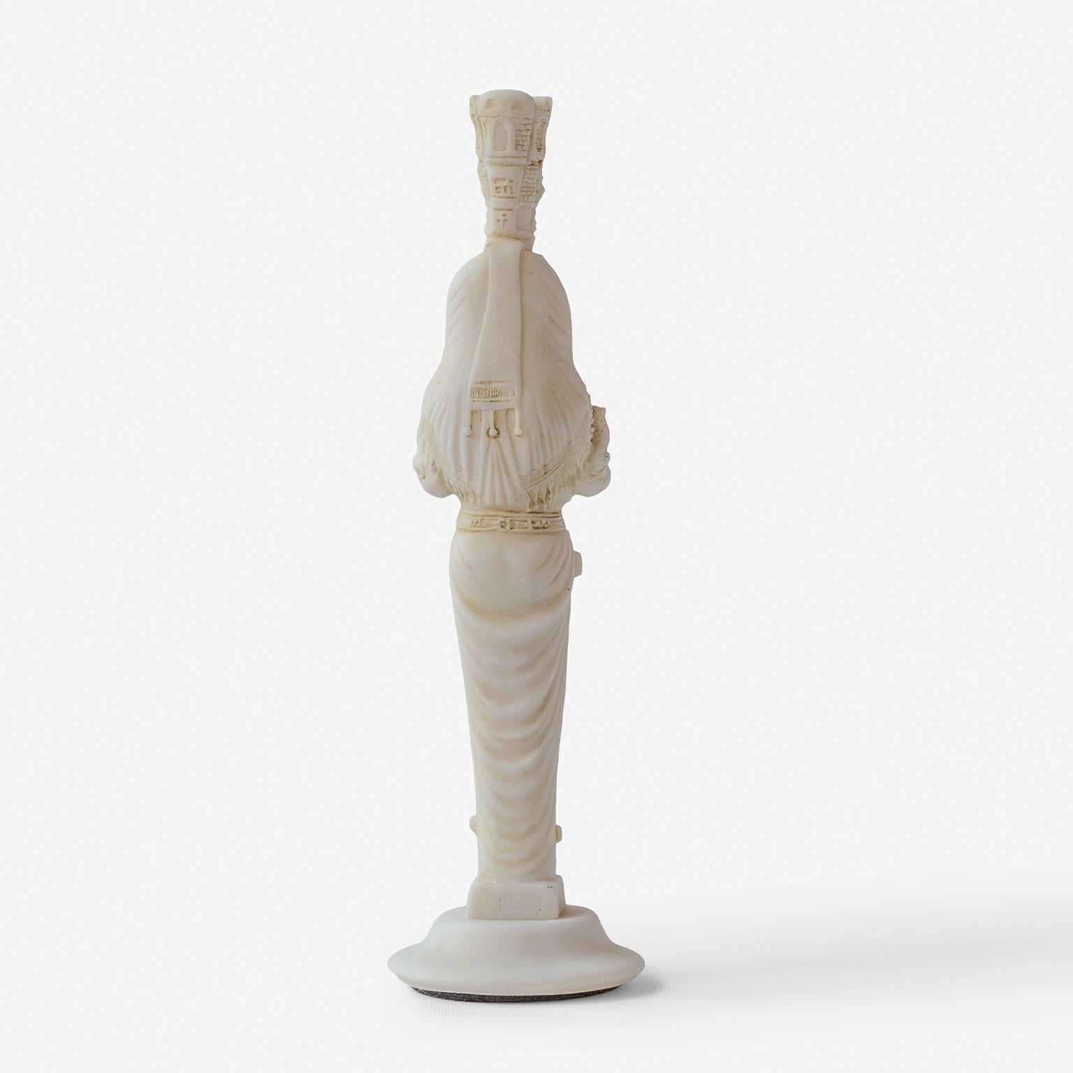 Misure: altezza: 24 cm / Peso: 400 gr

Come divinità della fertilità, Artemide era particolarmente venerata a Efeso, vicino a Ortigia, che si credeva fosse il suo luogo di nascita. Qui il suo culto includeva elementi orientali (presi in prestito