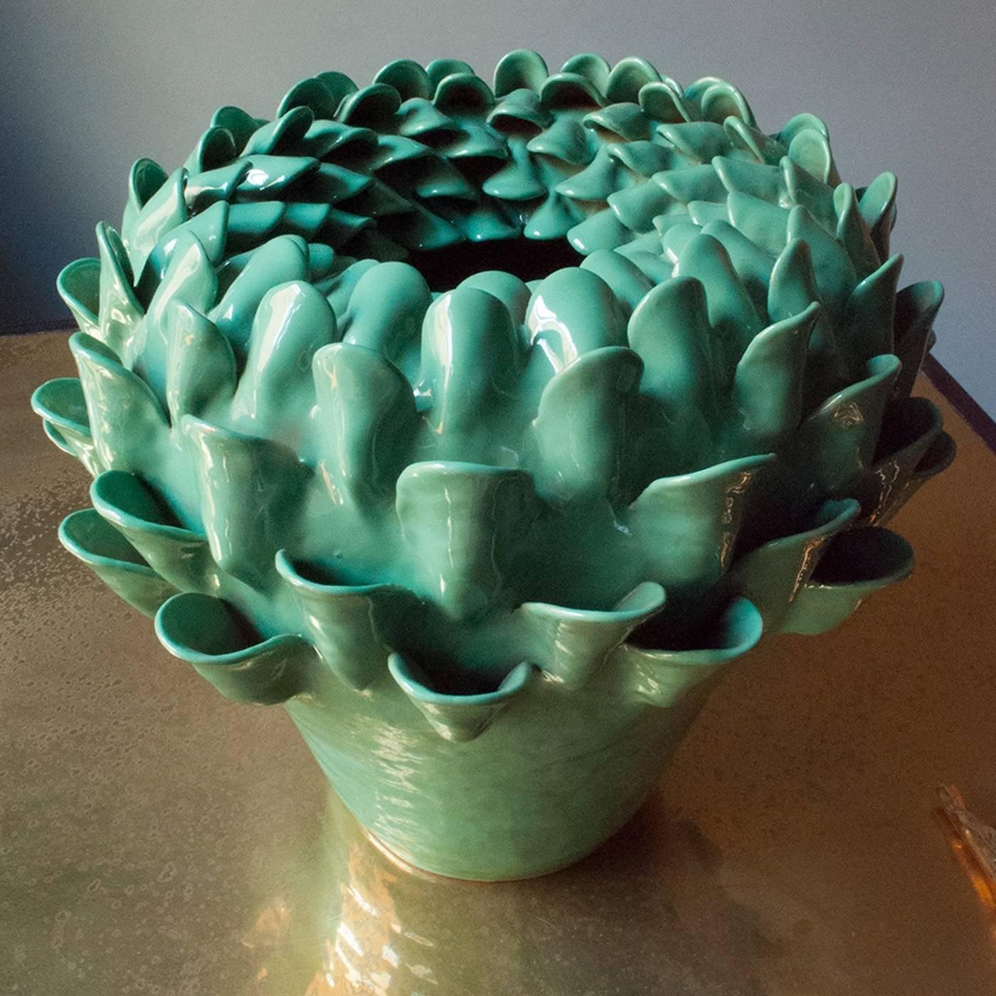 Diese auffällige Terrakotta-Vase aus der Kollektion Artemisia ist mit einem dichten, erhabenen Muster verziert, das einen dreidimensionalen Effekt erzeugt. Sie wird von erfahrenen Kunsthandwerkern vollständig von Hand gefertigt. Die knackig grüne