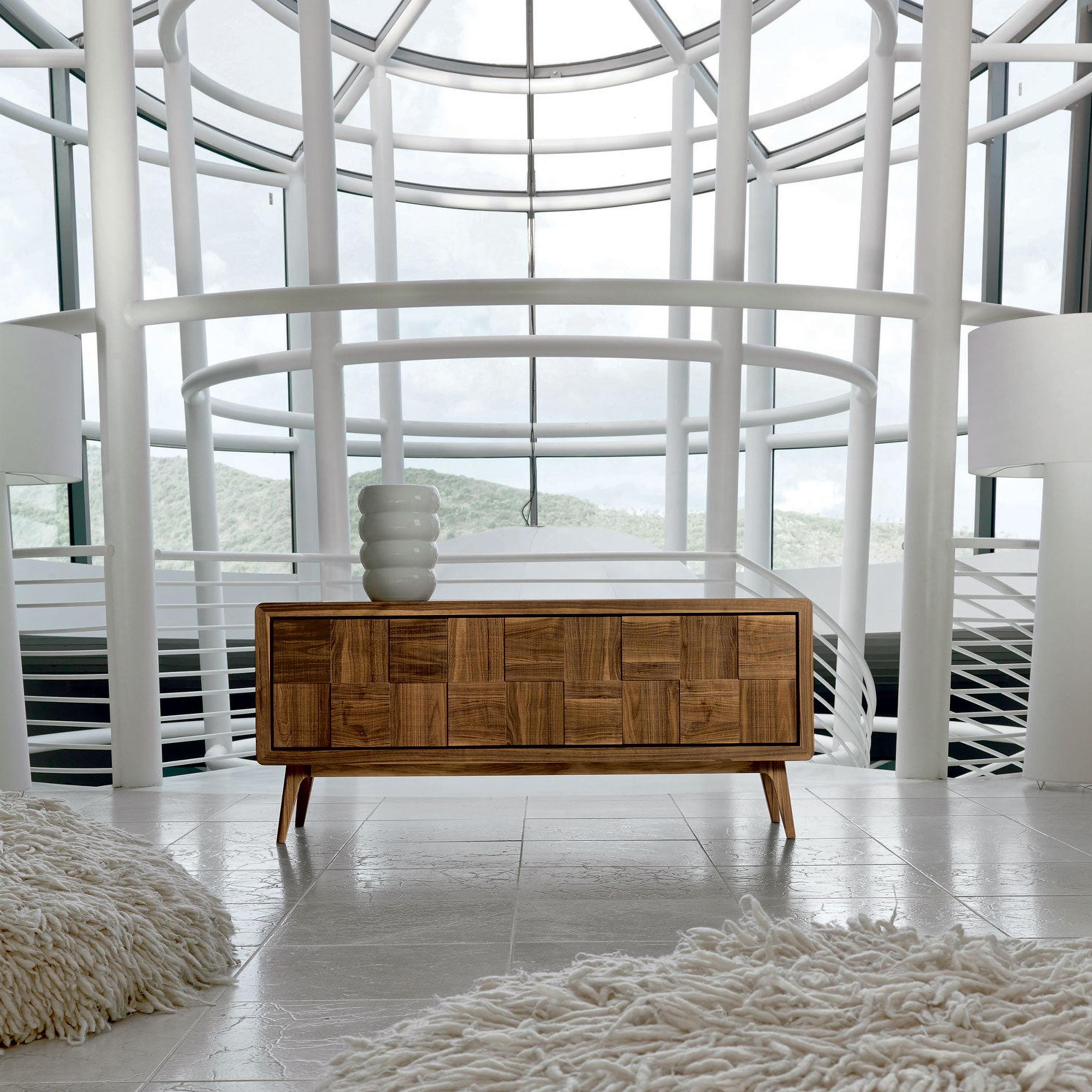 Enfilade Artes de Dale Italia
Dimensions : D 51 x L 192 x H 83 cm.
MATERIAL : Noyer et verre.

Cadre en noyer canaletto massif. Disponible en version trois portes avec deux compartiments intérieurs et des étagères en verre. Disponible en finition