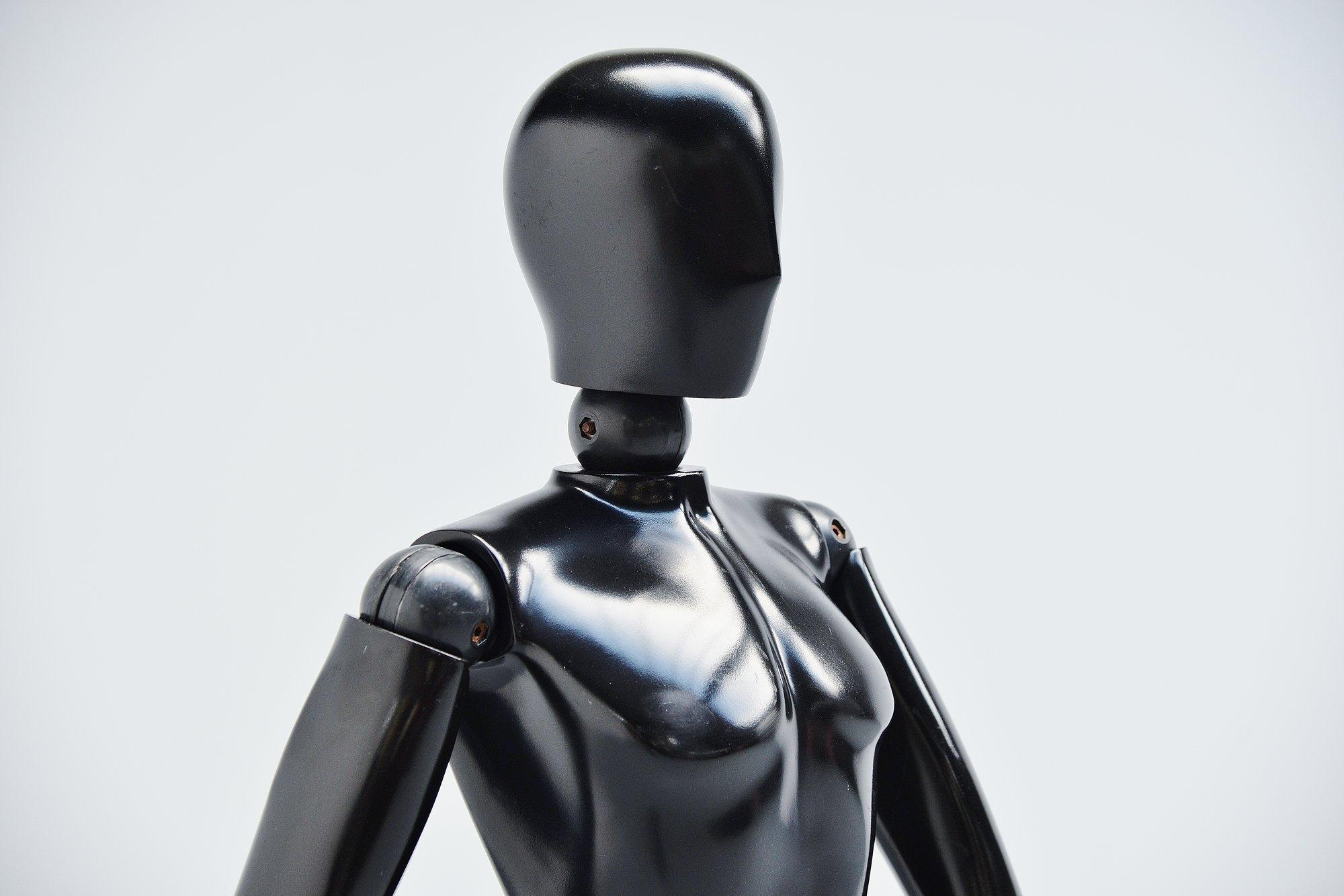 Very nice and highly decorative adjustable mannequin designed and manufactured by Artevetrina, Italy 1970. This black plastic mannequin is made of solid and hard plastic and is fully adjustable into several different positions for different uses.