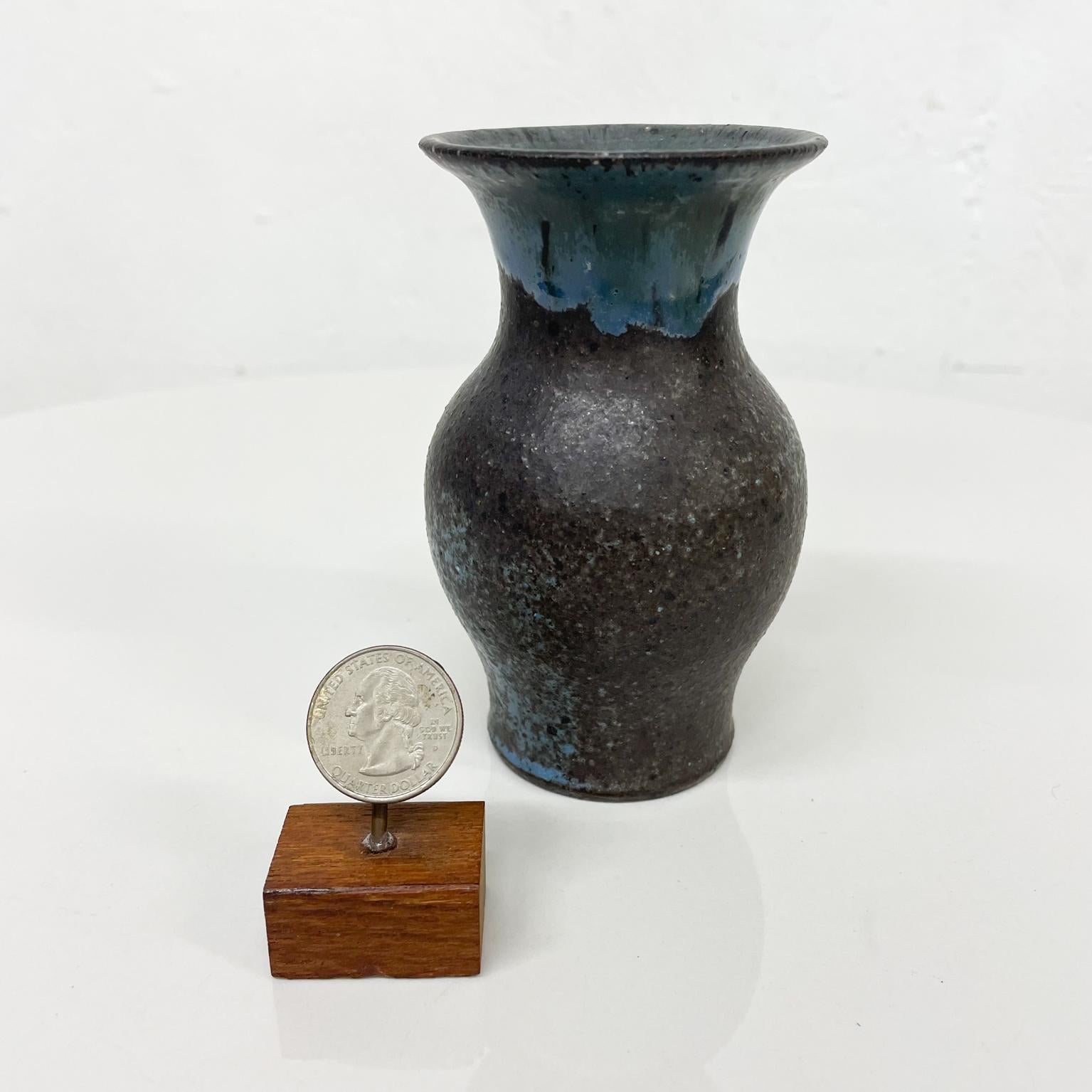 Vase
Midcentury Modern very tiny Weed Pot Bud Vase draped in blue glaze with black tones.
Signed with S
2.63 diameter x 4.63 tall inches
Preowned unrestored Vintage Condition Piece
See images please.
 