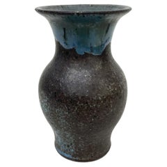 Vase à bourgeons des années 1970 The Modernity Glaze bleu drapé sur noir