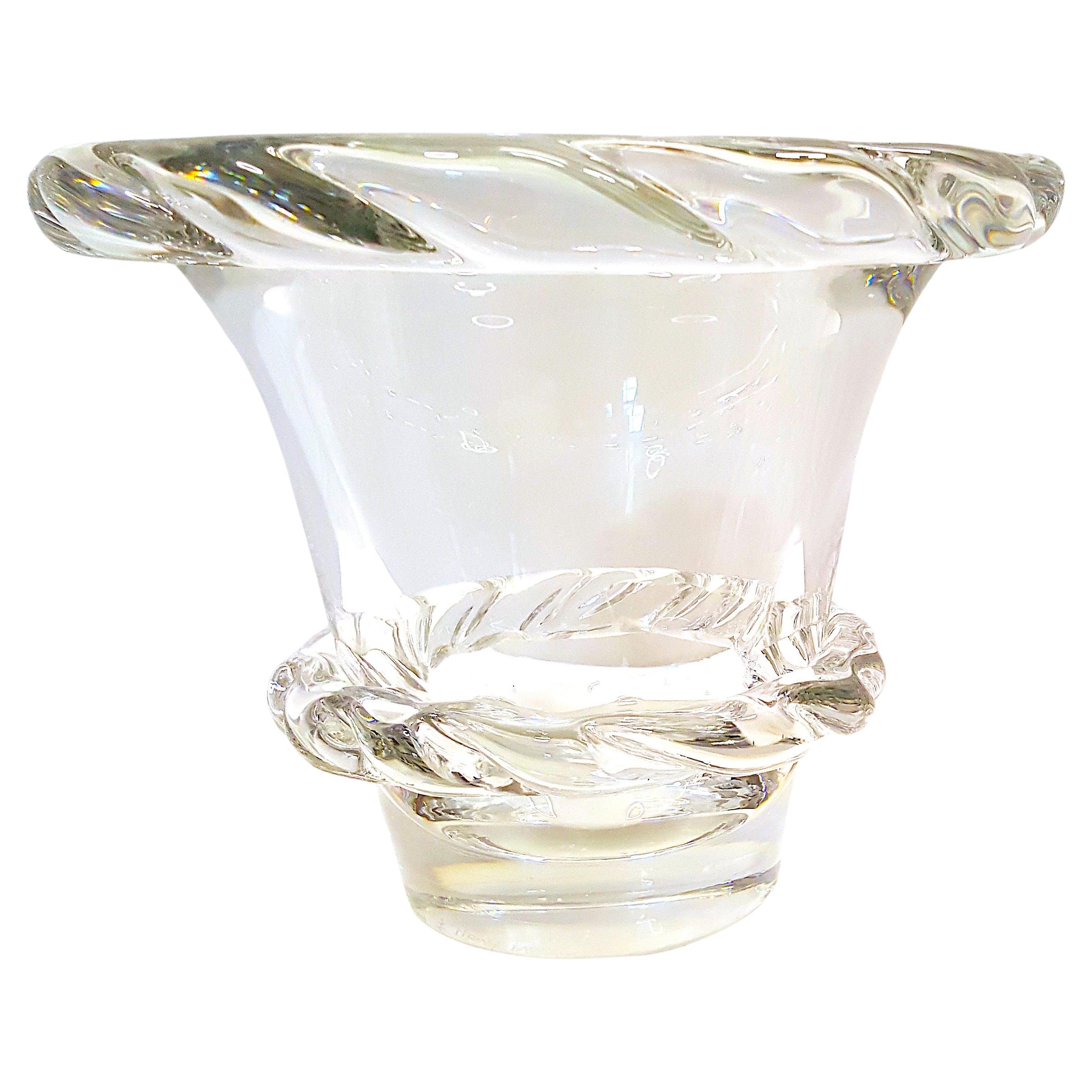 Vase en verre d'art : Daum Nancy France. Comme en témoigne ce vase sculptural en cristal de plomb incolore soufflé et façonné à chaud, les plus belles œuvres artistiques irréprochables de l'histoire du verrier français présentaient des applications
