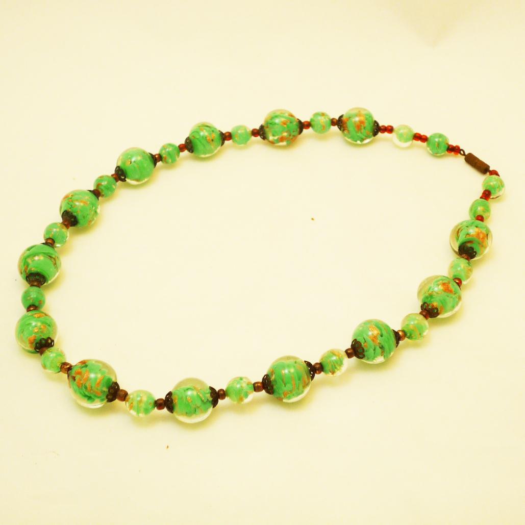 Halskette aus Murano-Kunstglas mit Perlen mit Goldfluss in leuchtendem Grün im Zustand „Gut“ im Angebot in Berlin, DE