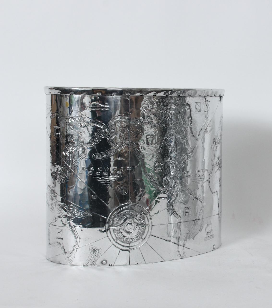Cubo de basura Arthur Armour de aluminio martillado con el mapa del mundo de los marineros, años 30. Con forma ovalada de aluminio martillado, reflectante, forjado a mano, llanta martillada uniformemente, mapamundi de perfil bajo y parte trasera