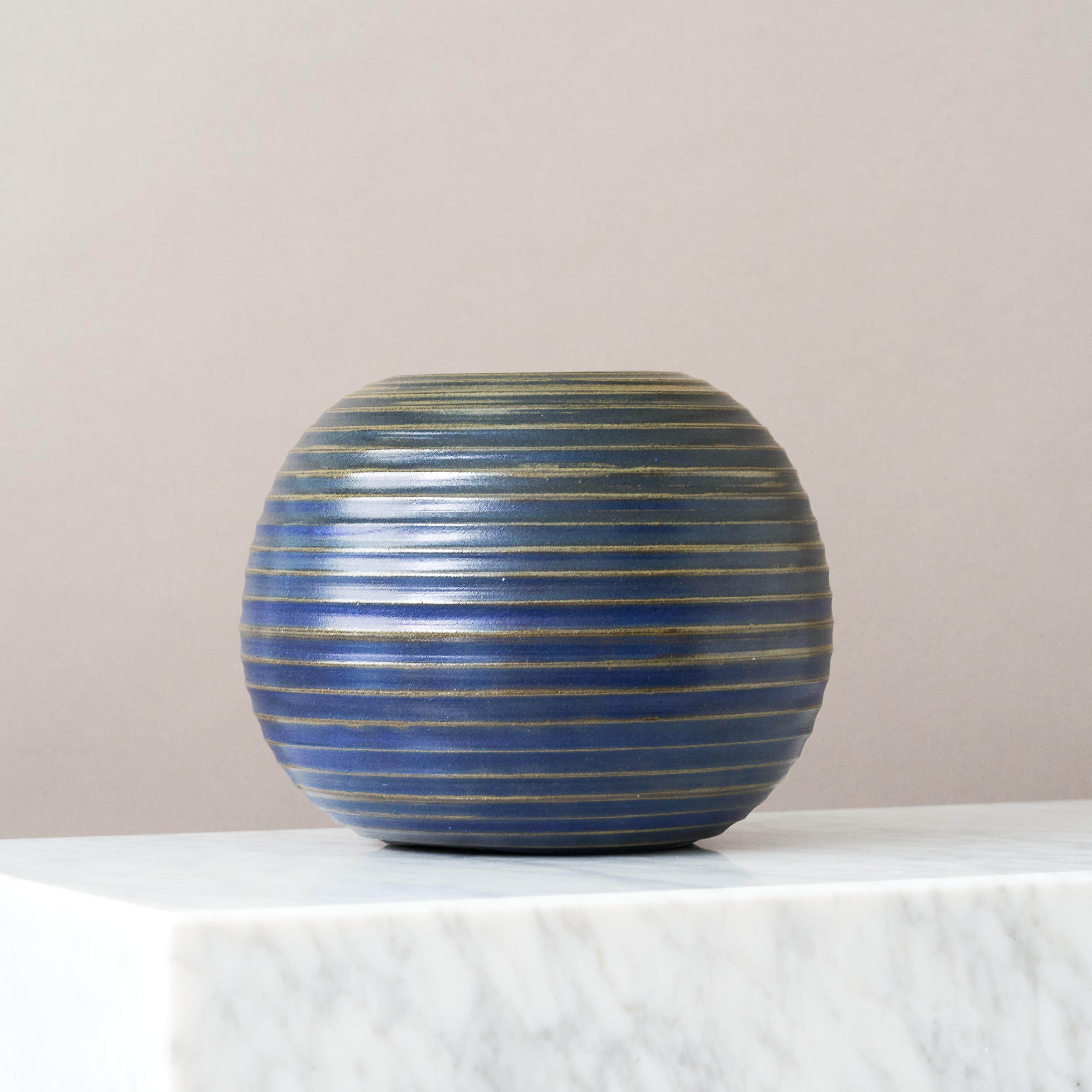 Scandinavian Modern Arthur Andersson Blue Mid-Century Stoneware Globe Vase by Wallakra, Sweden 1950s For Sale