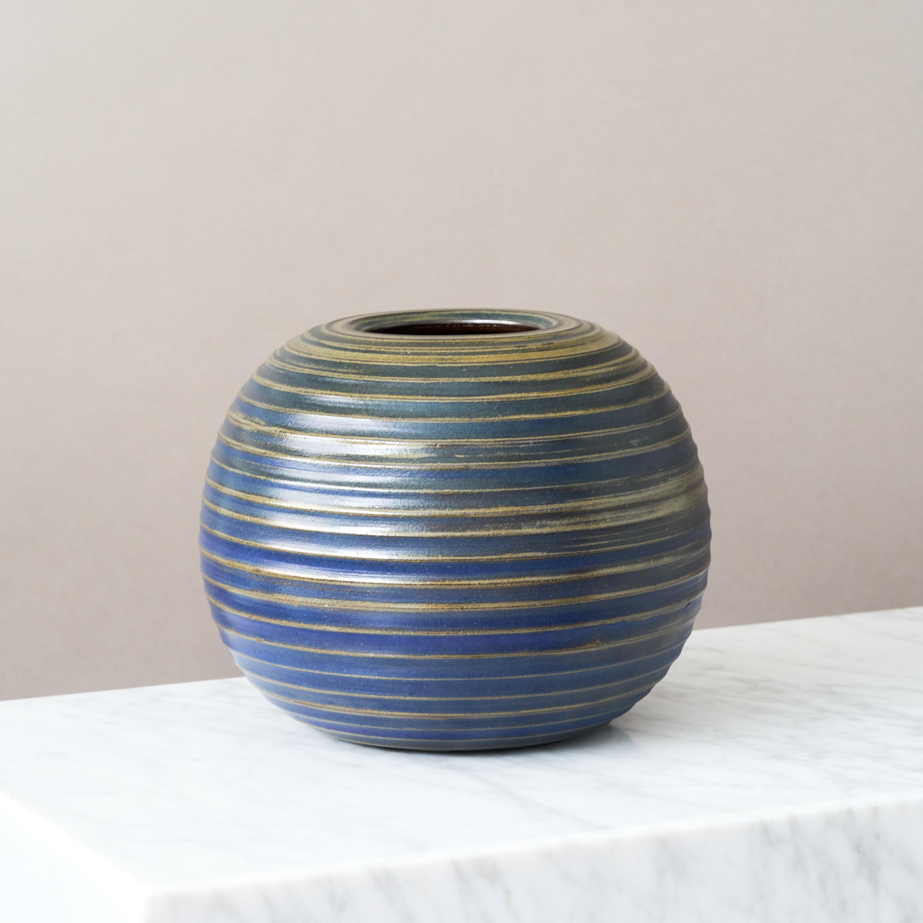 Carved Arthur Andersson Blue Mid-Century Stoneware Globe Vase by Wallakra, Sweden 1950s For Sale