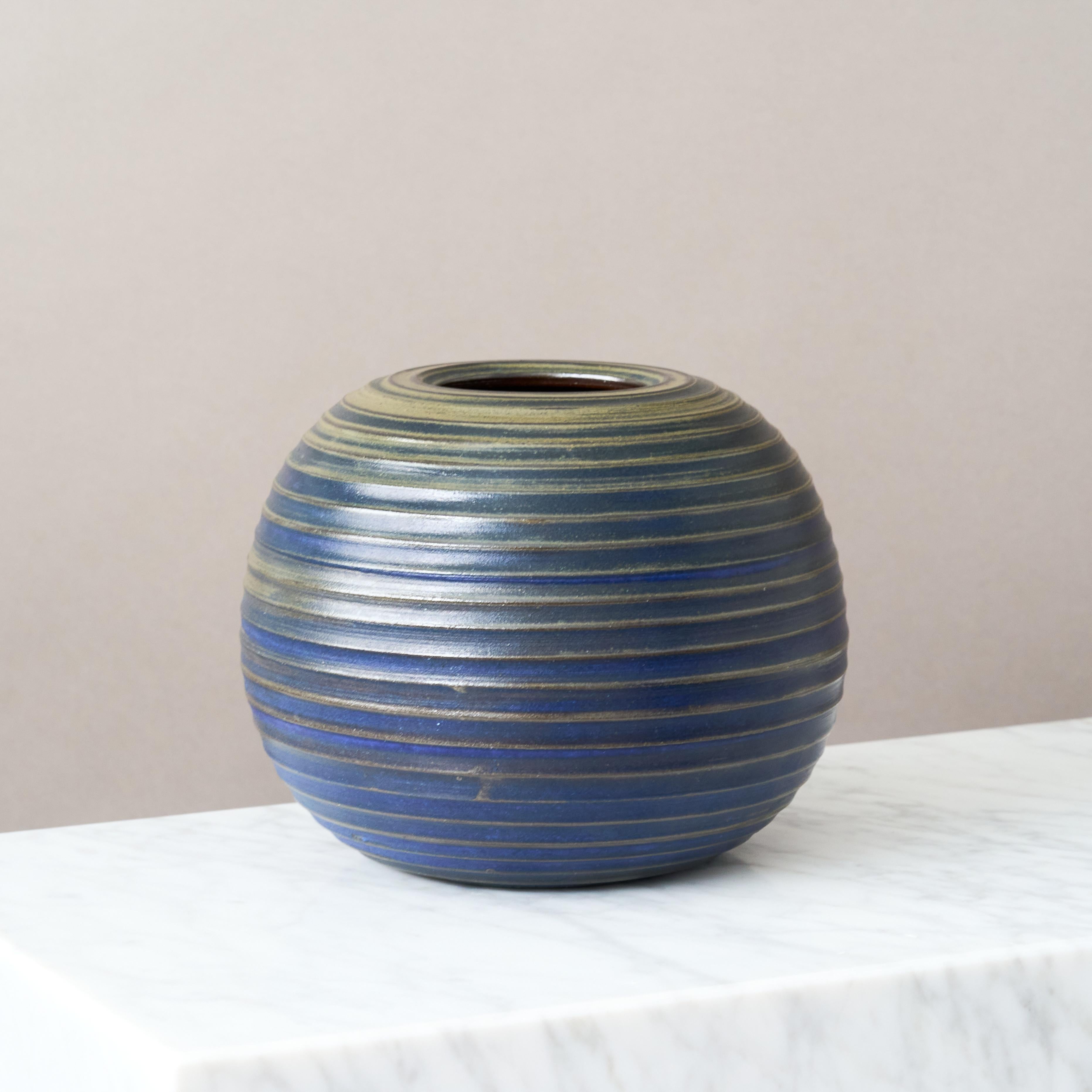 Arthur Andersson Blue Mid-Century Stoneware Globe Vase by Wallakra, Sweden 1950s In Good Condition For Sale In Malmö, SE